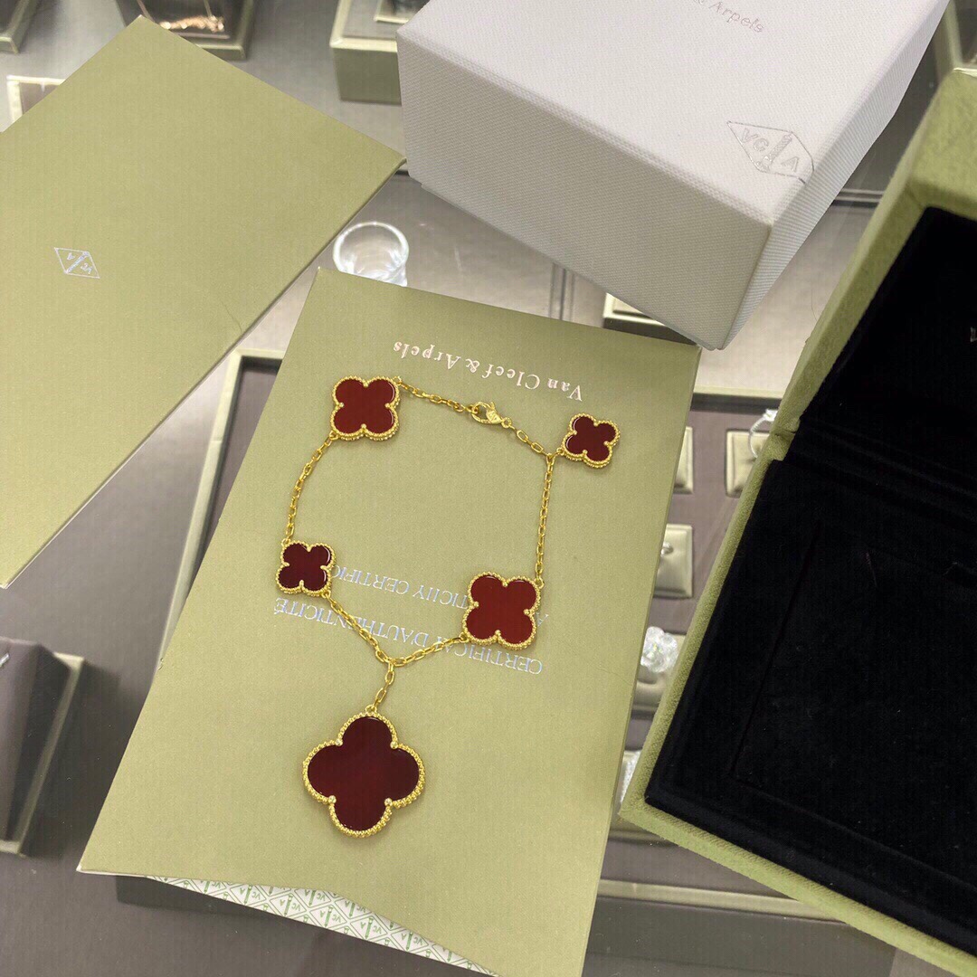 Van Cleef & Arpels four-leaf clover bracelet with irregular pattern