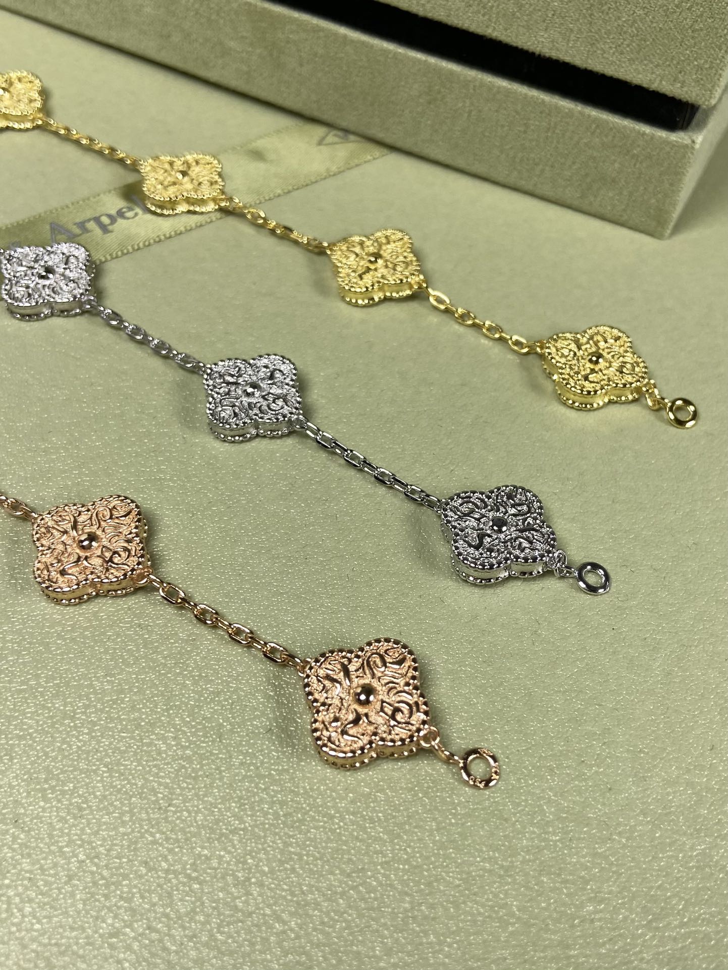 Van Cleef & Arpels four-leaf Foil stamping print clover bracelet