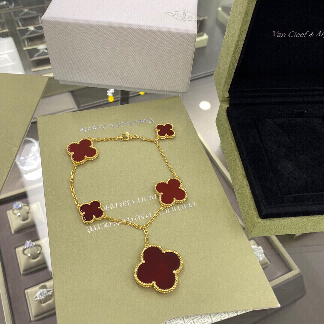 Van Cleef & Arpels four-leaf clover bracelet with irregular pattern