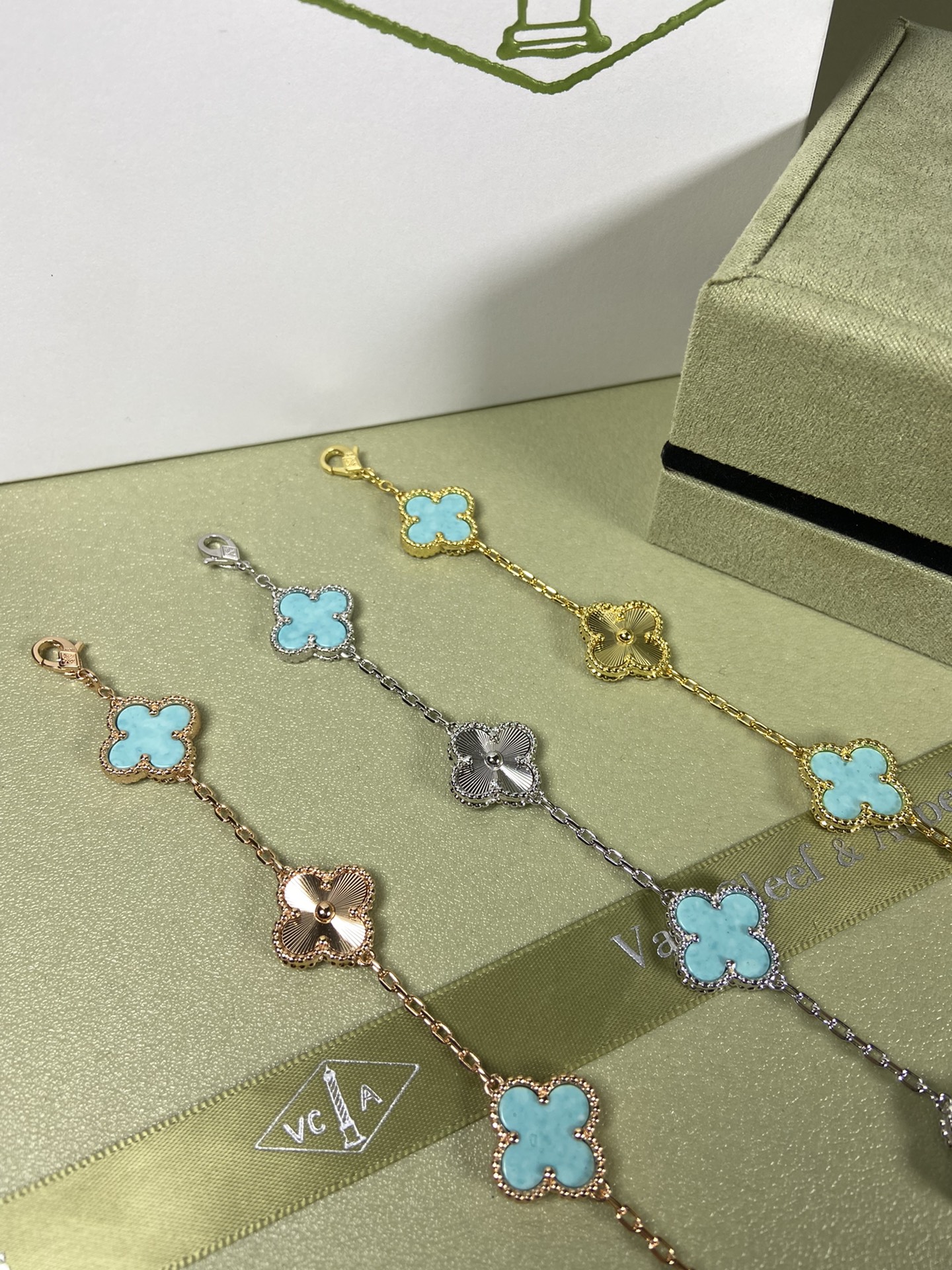 Van Cleef & Arpels four-leaf turquoise（Mint Blue) clover bracelet