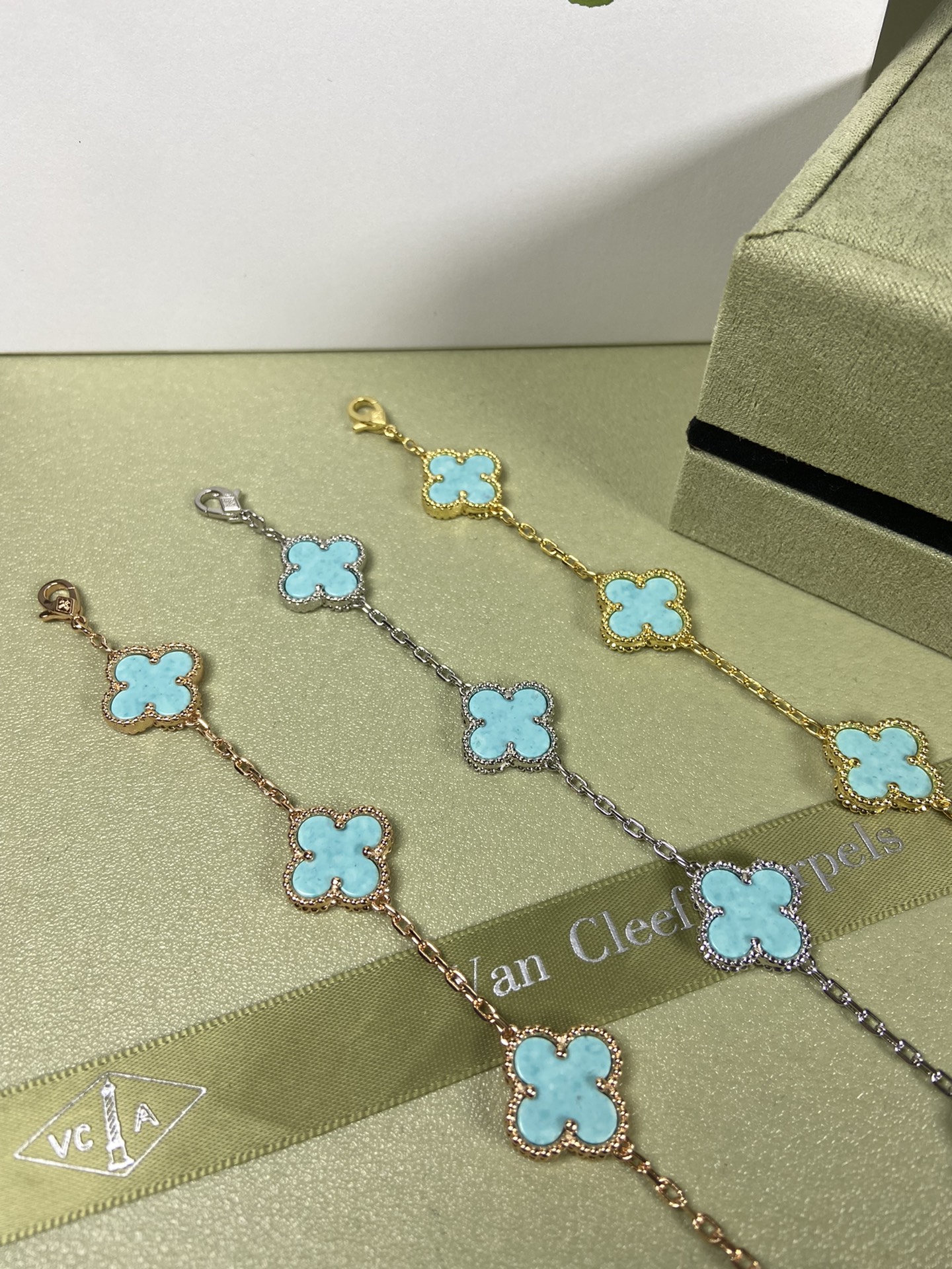 Van Cleef & Arpels four-leaf turquoise（Mint Blue) clover bracelet
