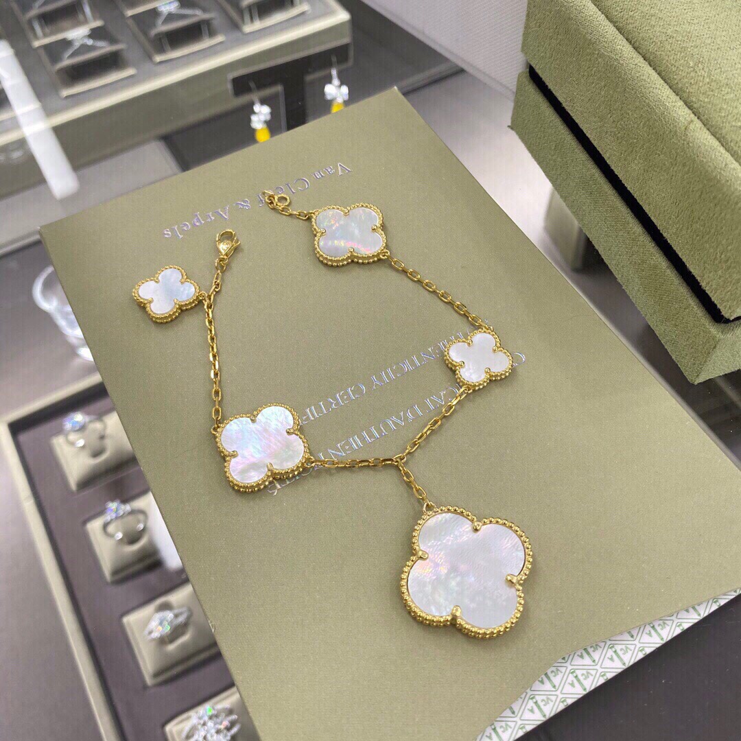 Van Cleef & Arpels four-leaf clover bracelet with irregular pattern