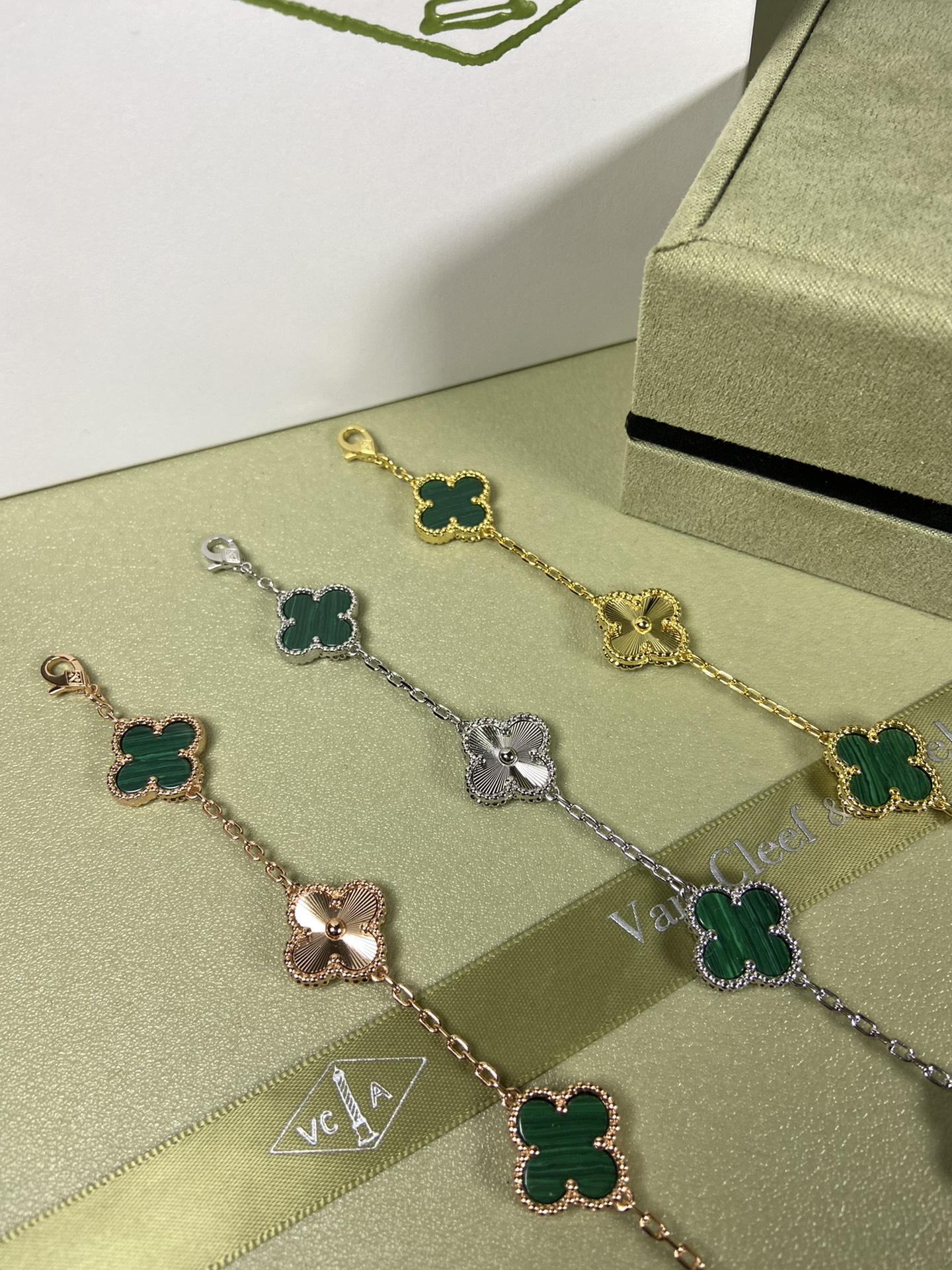 Van Cleef & Arpels malachite four-leaf clover bracelet