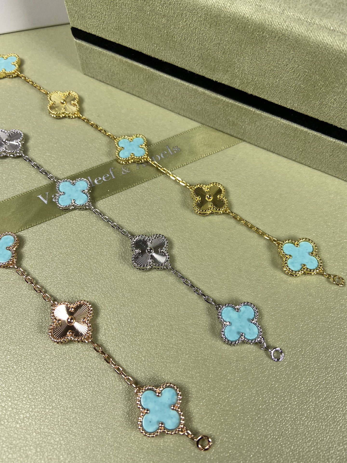 Van Cleef & Arpels four-leaf turquoise（Mint Blue) clover bracelet