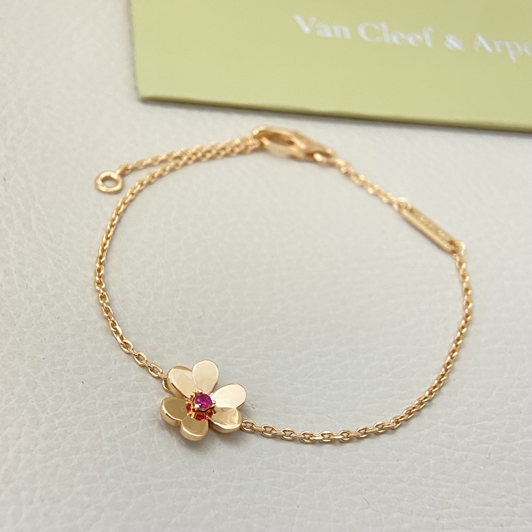 Van Cleef & Arpels Bracelet New Green Center Diamond Red Clover Bracelet