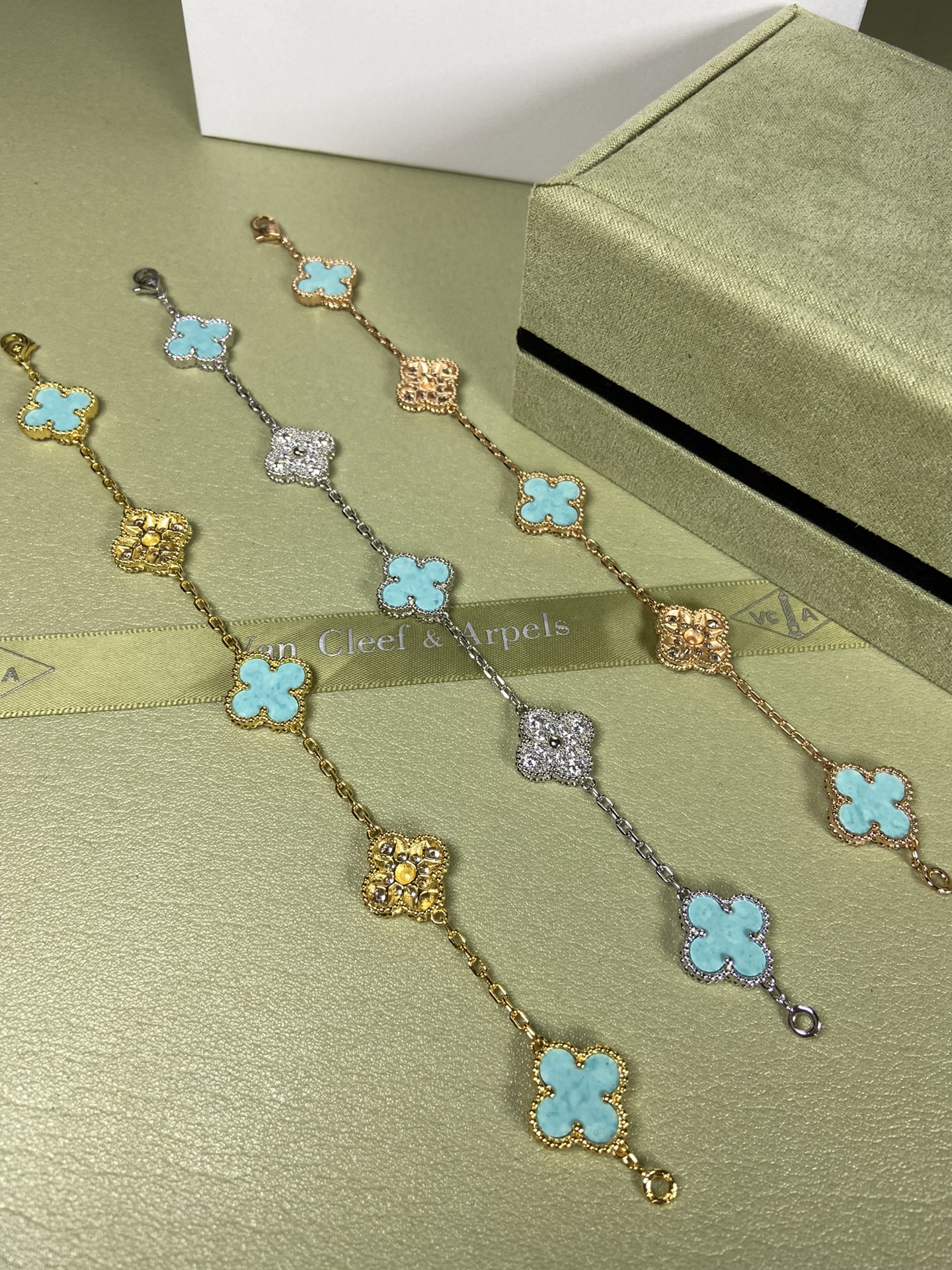 Van Cleef & Arpels four-leaf turquoise（Mint Blue) clover bracelet