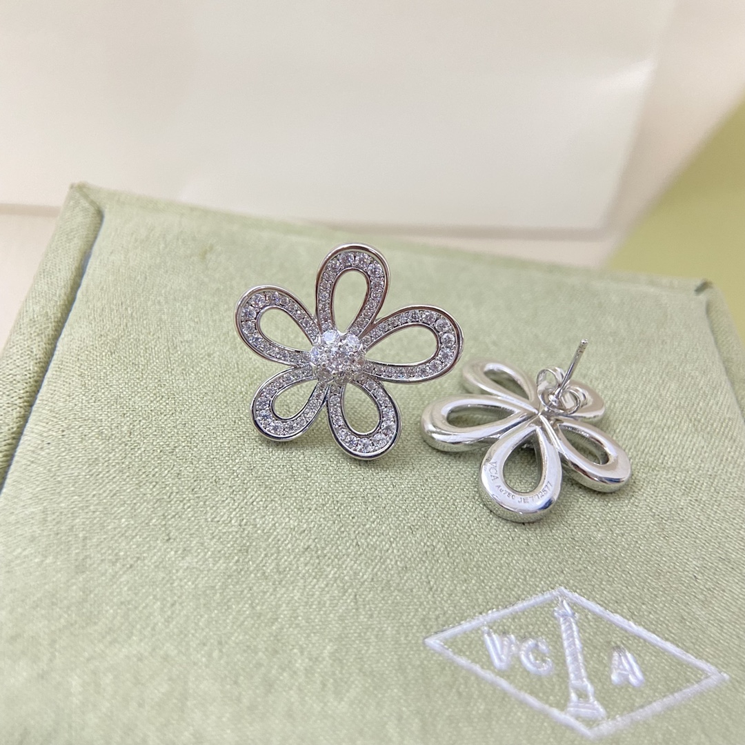 Van Cleef & Arpels Stud Earrings New diamond flower stud earrings
