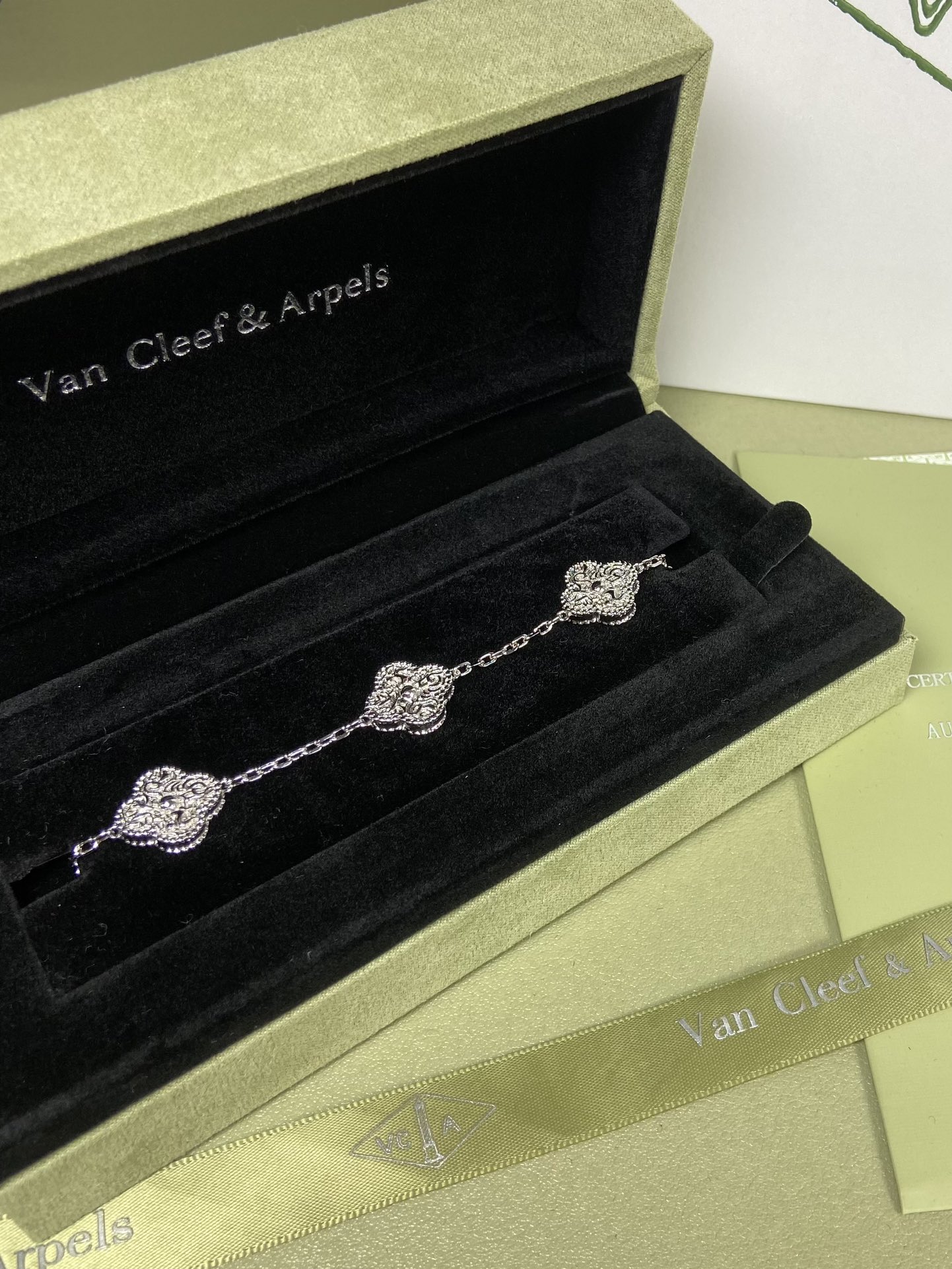 Van Cleef & Arpels four-leaf Foil stamping print clover bracelet