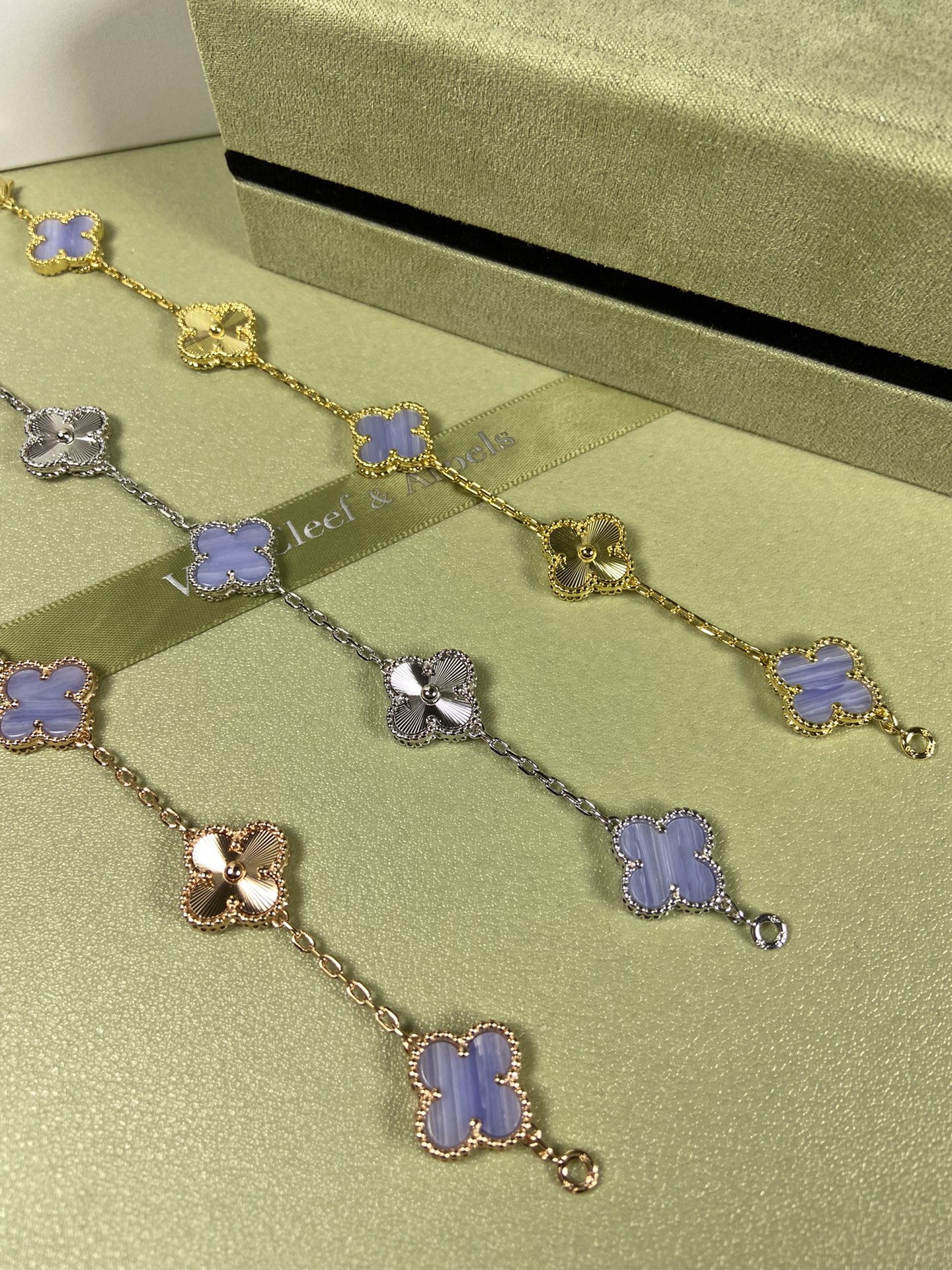 Van Cleef & Arpels four-leaf Purple chalcedony clover bracelet