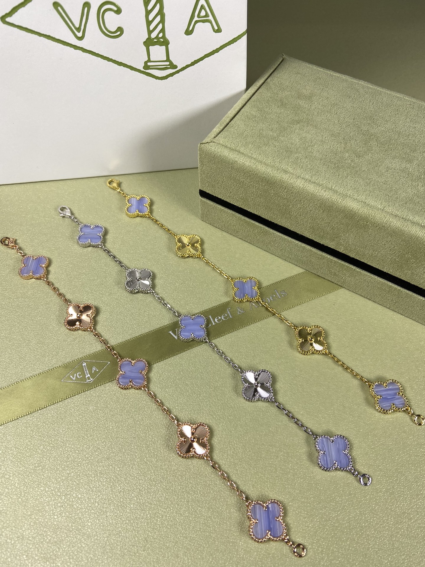 Van Cleef & Arpels four-leaf Purple chalcedony clover bracelet