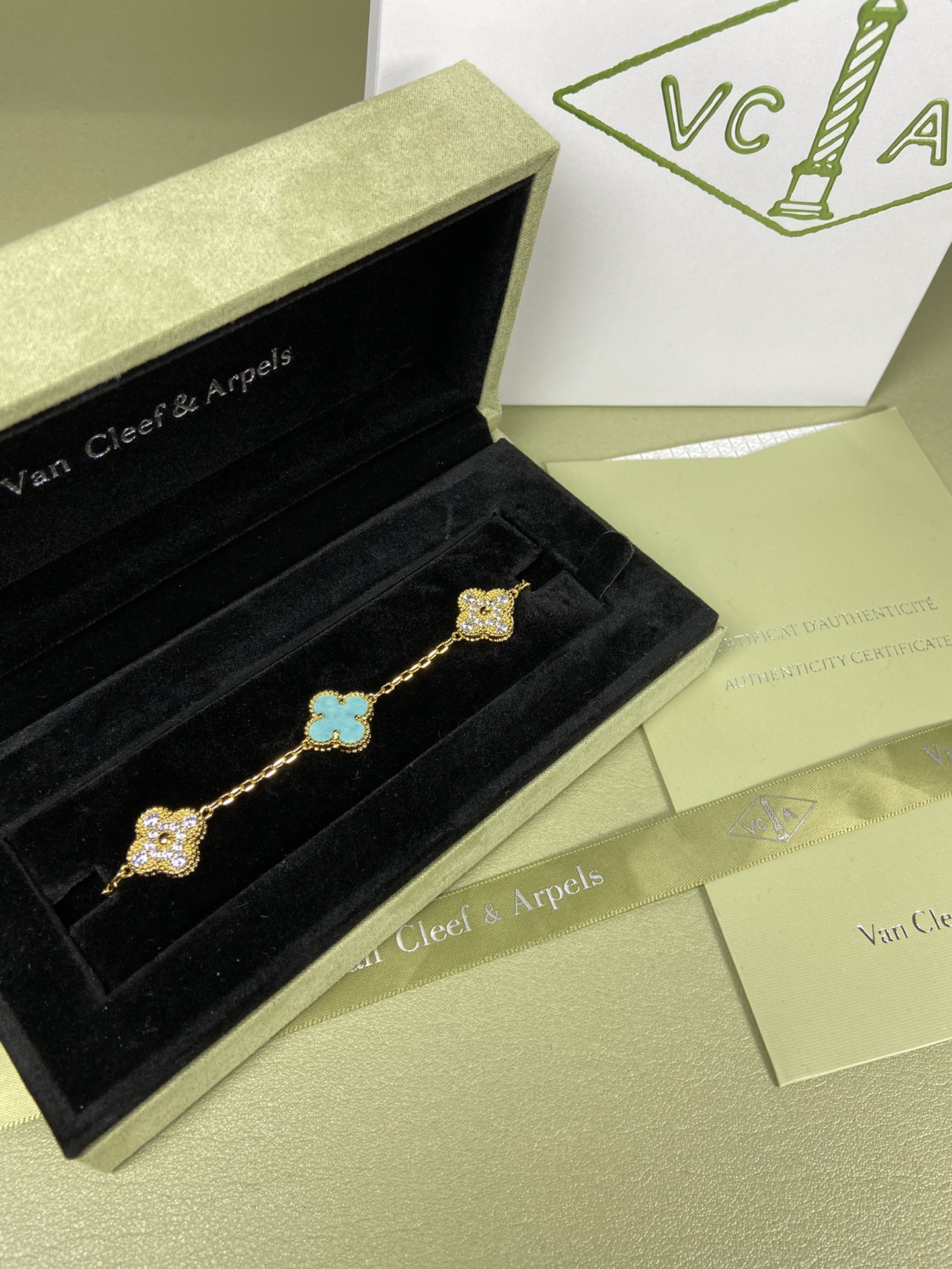 Van Cleef & Arpels four-leaf turquoise（Mint Blue) clover bracelet