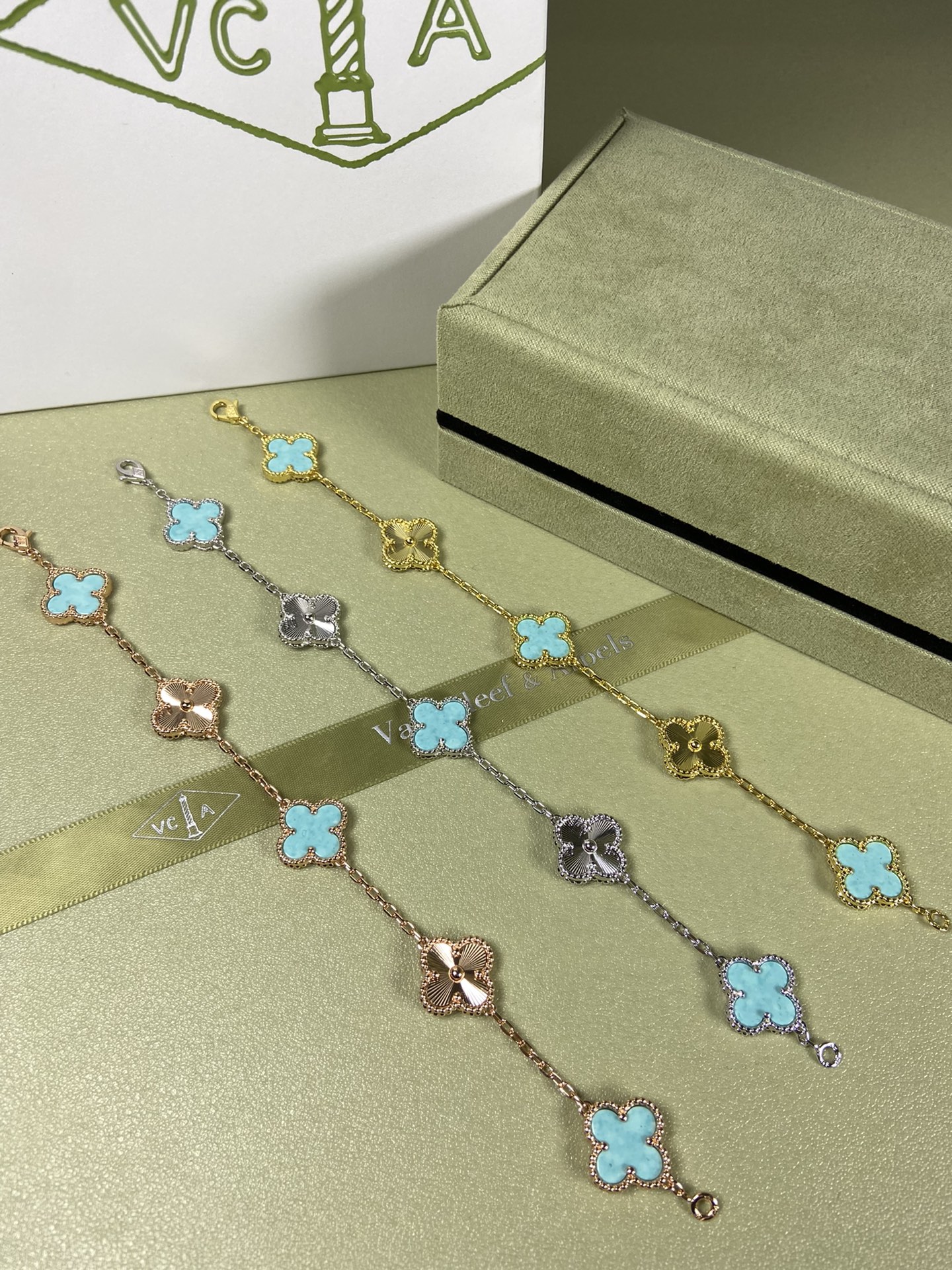 Van Cleef & Arpels four-leaf turquoise（Mint Blue) clover bracelet