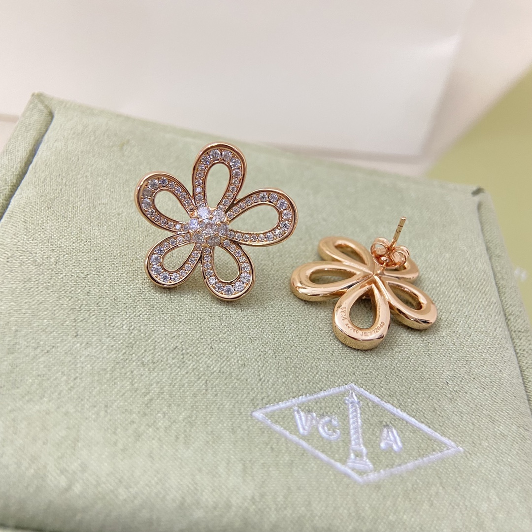 Van Cleef & Arpels Stud Earrings New diamond flower stud earrings