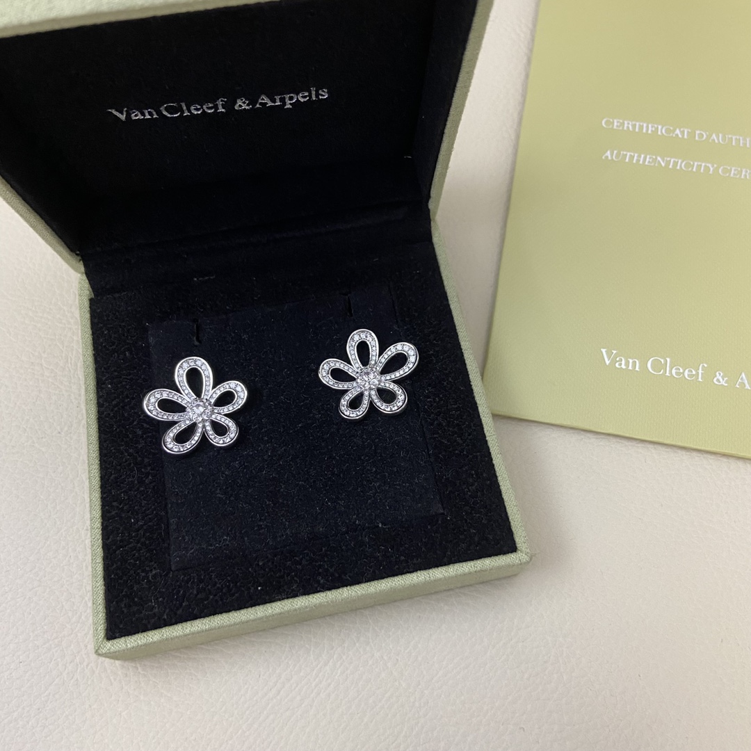 Van Cleef & Arpels Stud Earrings New diamond flower stud earrings