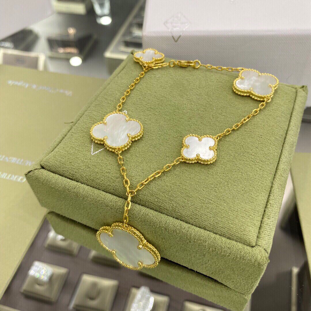 Van Cleef & Arpels four-leaf clover bracelet with irregular pattern