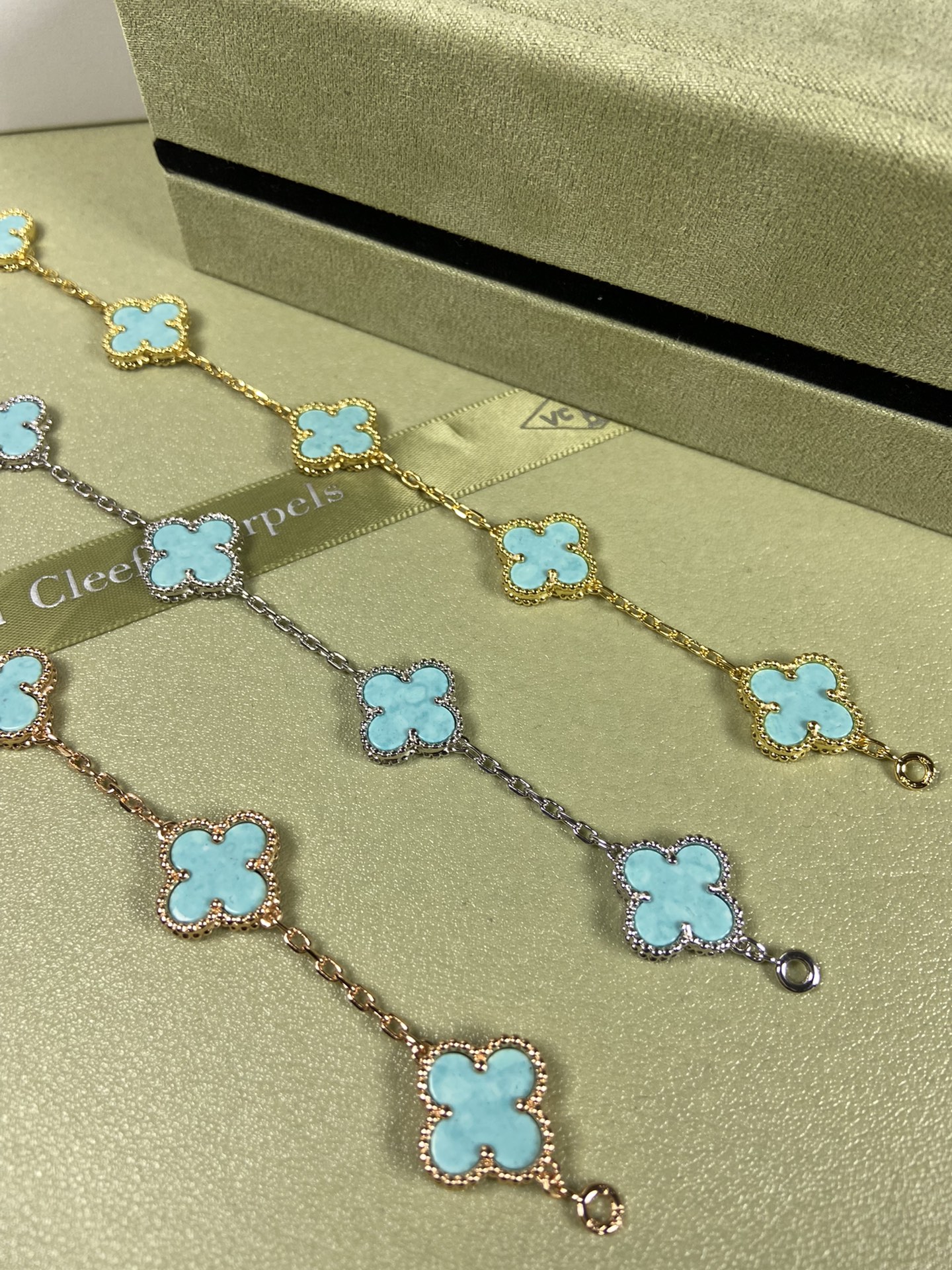 Van Cleef & Arpels four-leaf turquoise（Mint Blue) clover bracelet