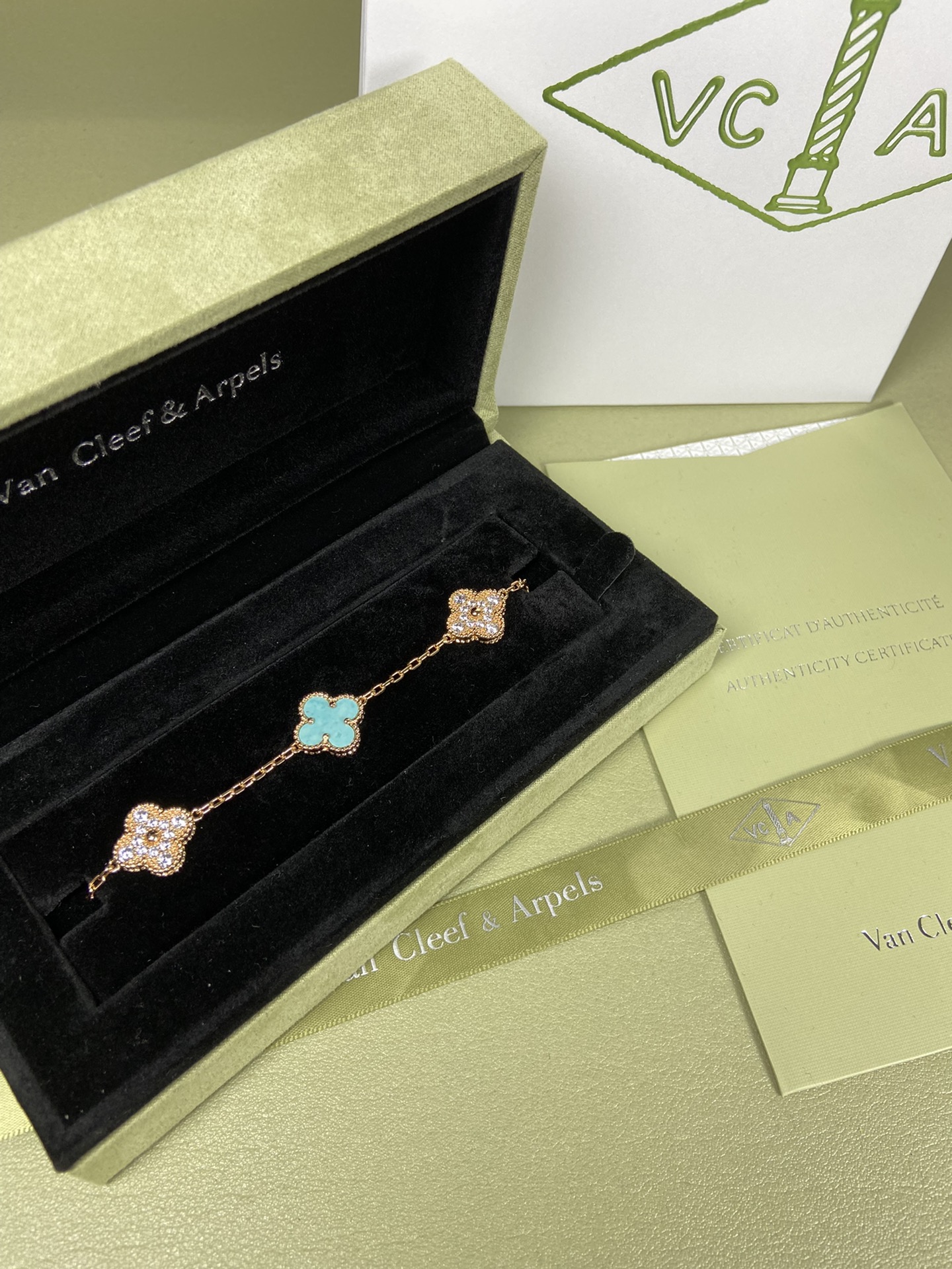 Van Cleef & Arpels four-leaf turquoise（Mint Blue) clover bracelet