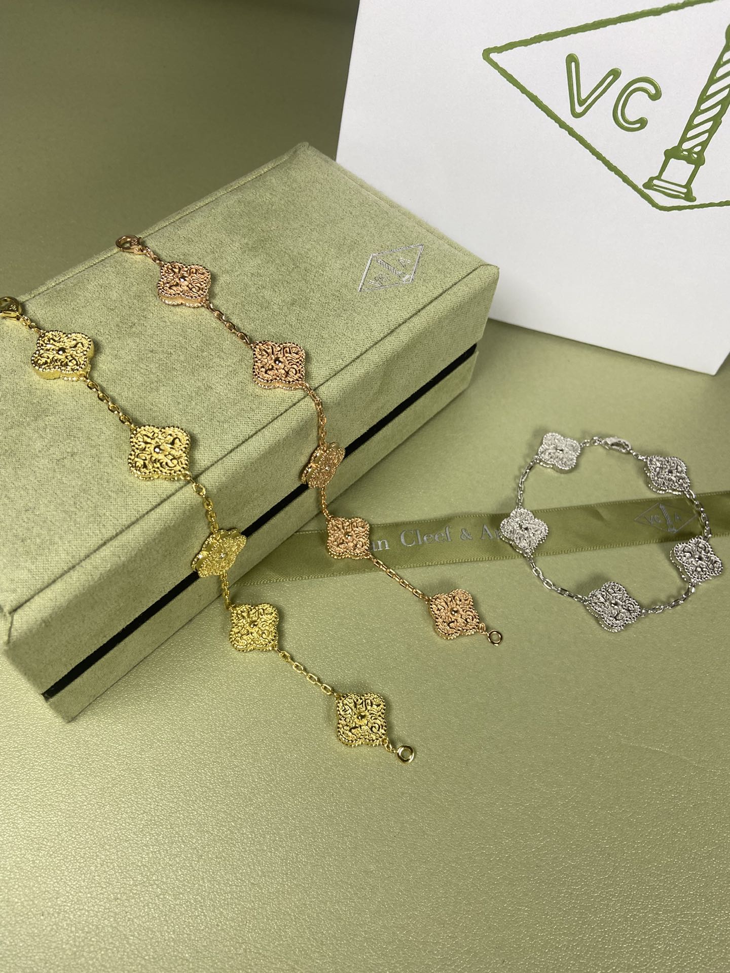 Van Cleef & Arpels four-leaf Foil stamping print clover bracelet
