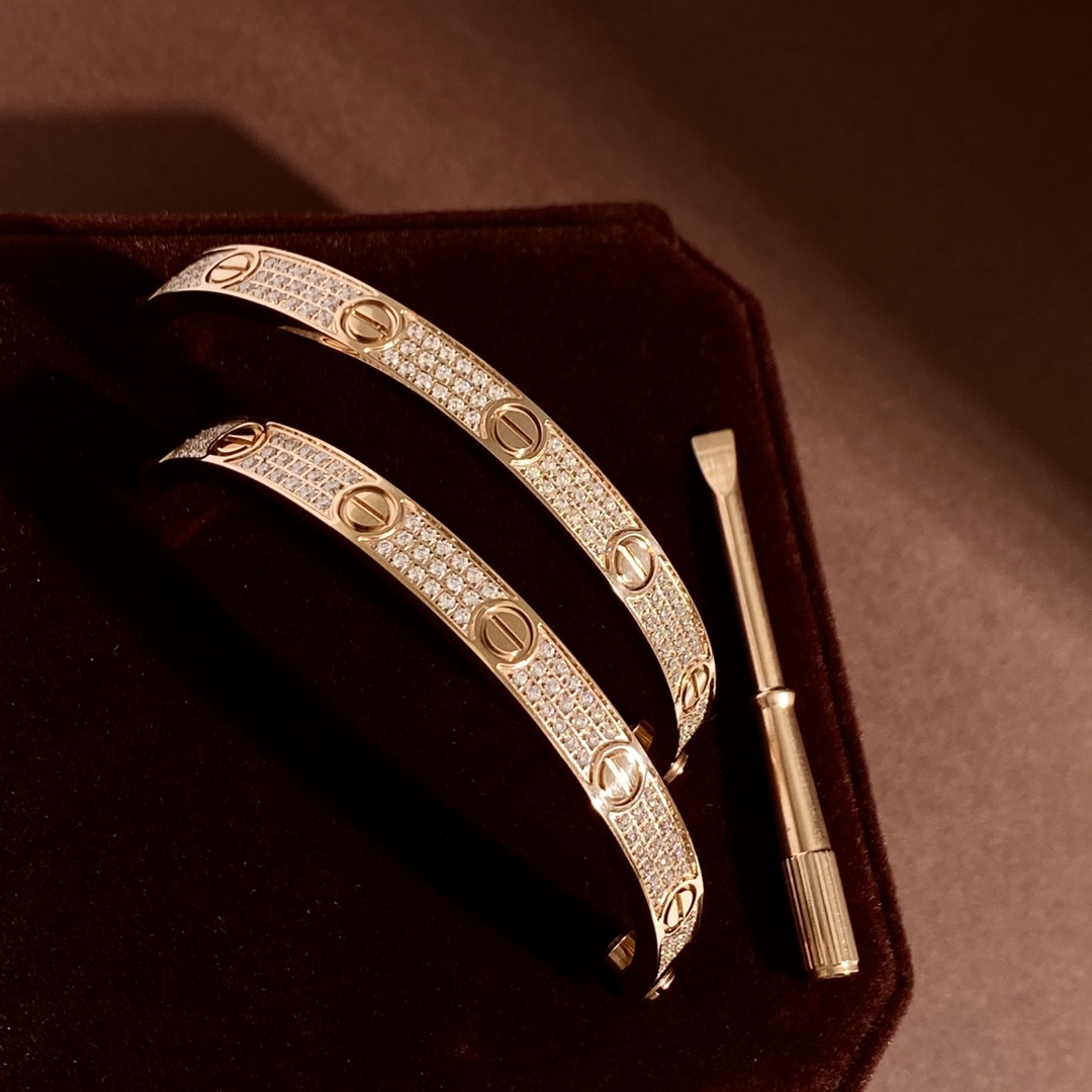 Cartier starry three-row drill full nail fifth generation screwdriver bracelet titanium steel material electroplating 18k gold rose gold steel color will never fade