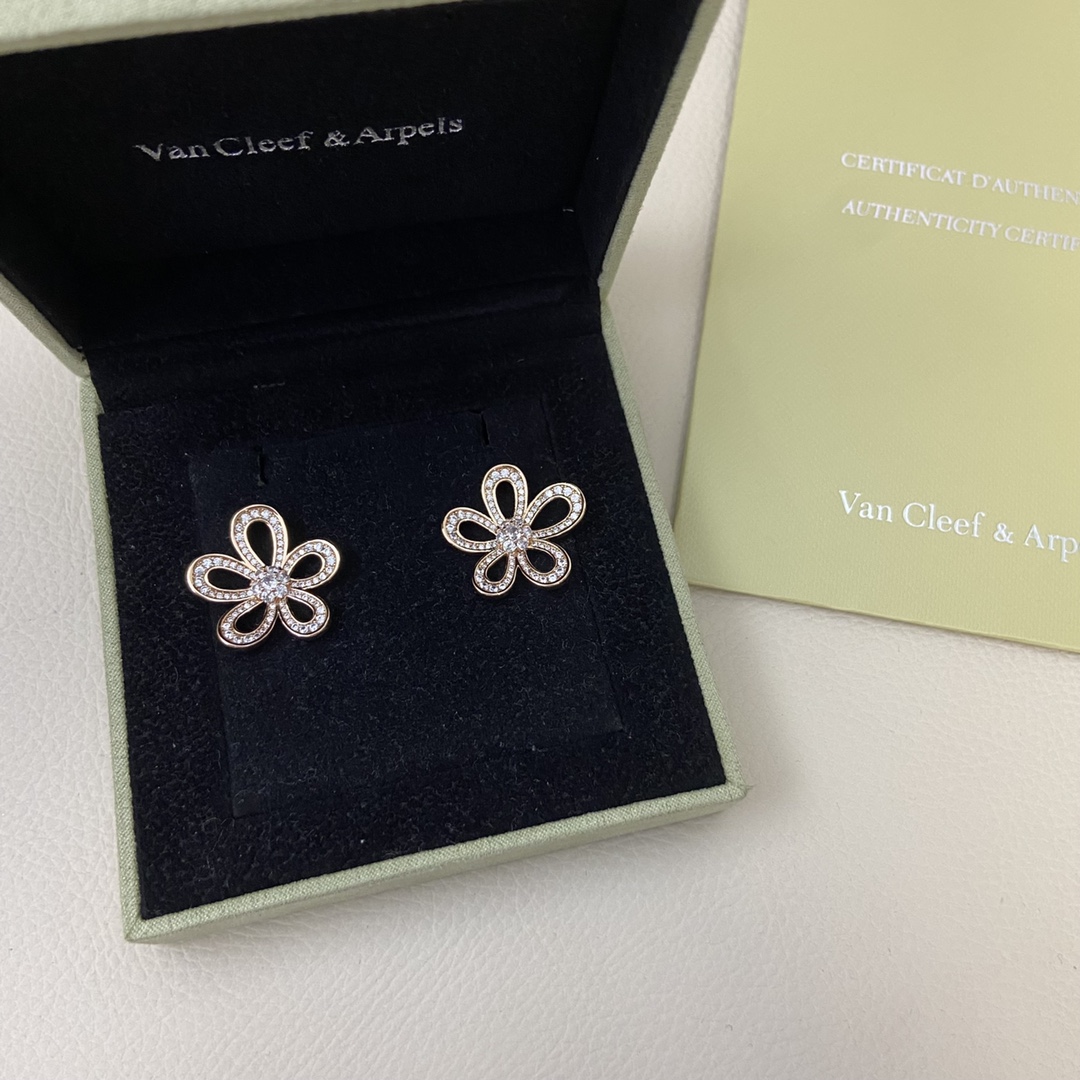 Van Cleef & Arpels Stud Earrings New diamond flower stud earrings