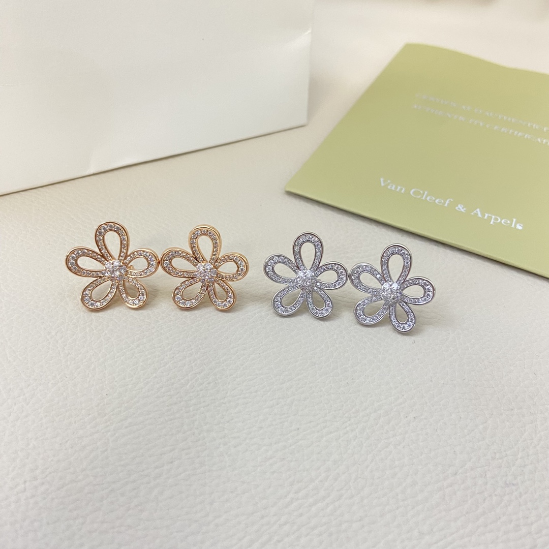 Van Cleef & Arpels Stud Earrings New diamond flower stud earrings