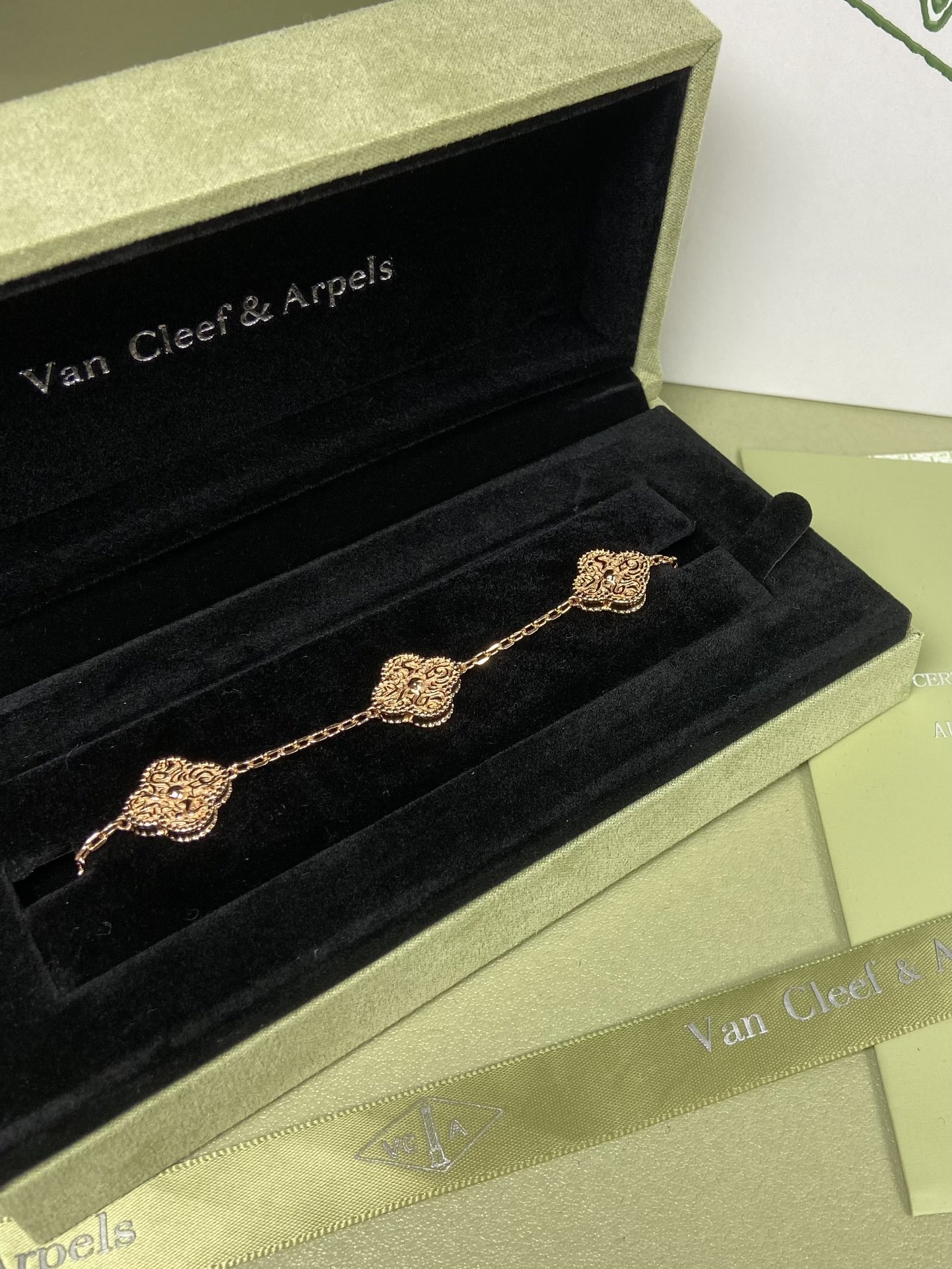 Van Cleef & Arpels four-leaf Foil stamping print clover bracelet
