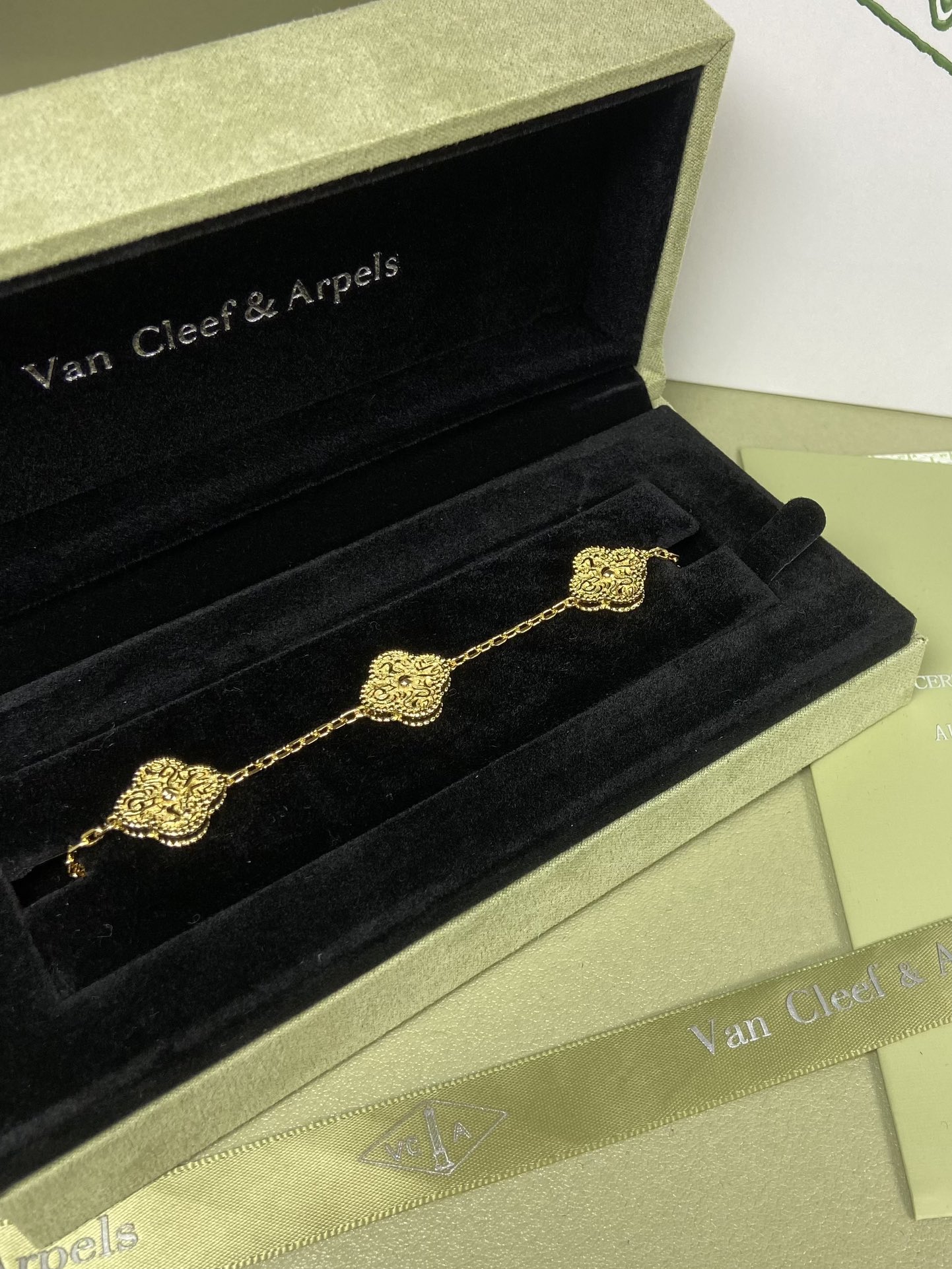 Van Cleef & Arpels four-leaf Foil stamping print clover bracelet