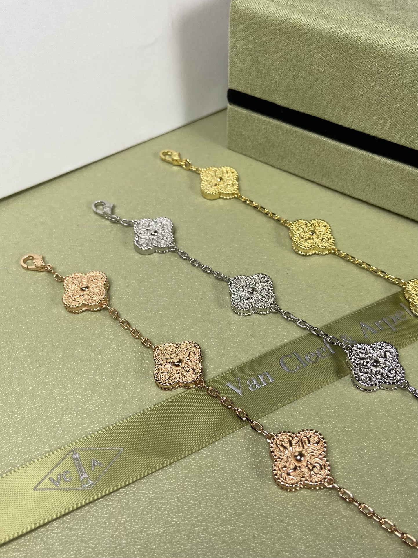 Van Cleef & Arpels four-leaf Foil stamping print clover bracelet