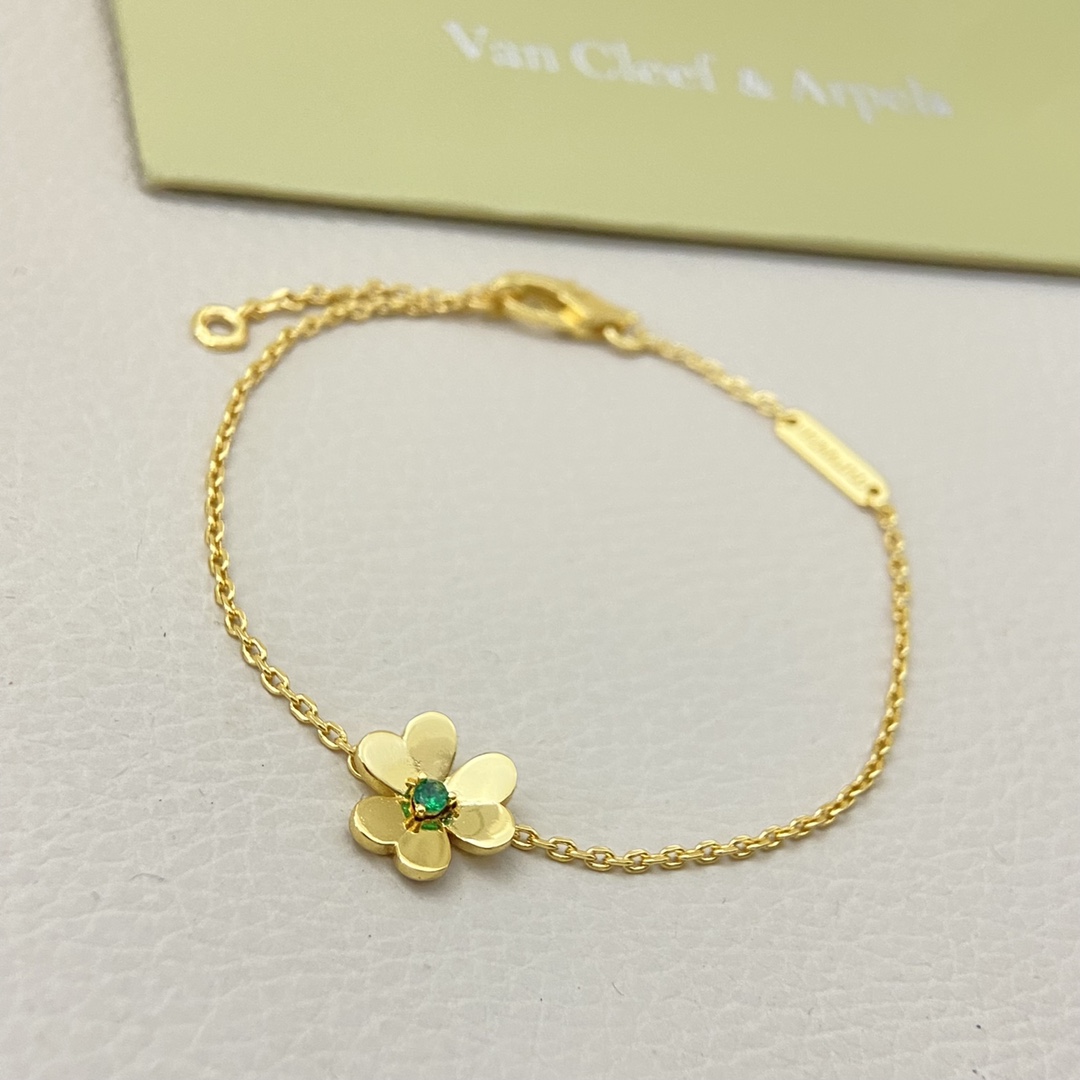 Van Cleef & Arpels Bracelet New Green Center Diamond Red Clover Bracelet