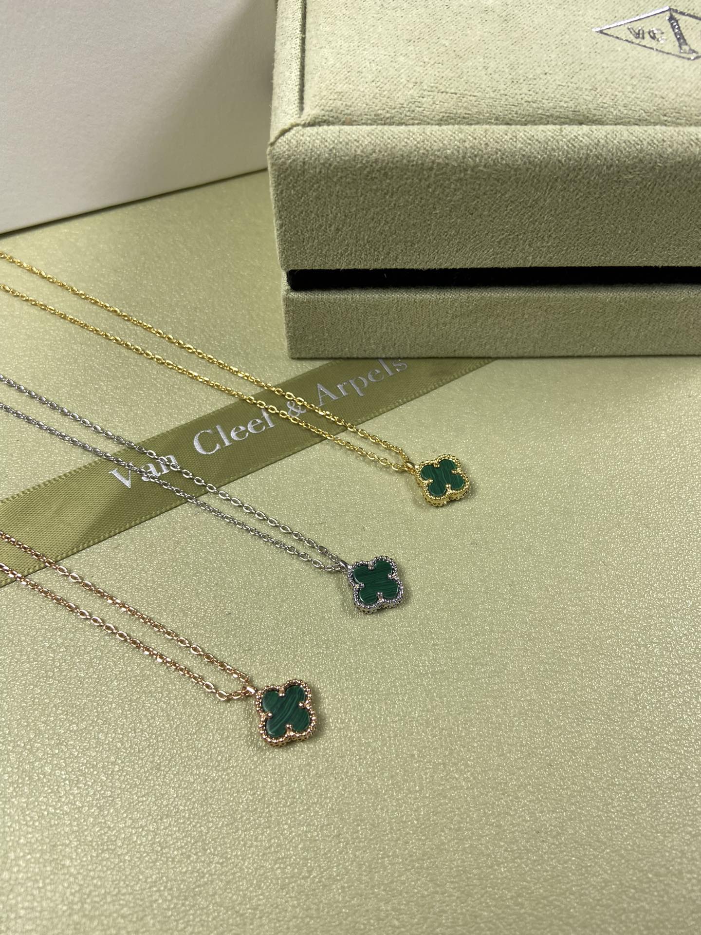 Van Cleef & Arpels mini Malachite four-leaf clover necklace