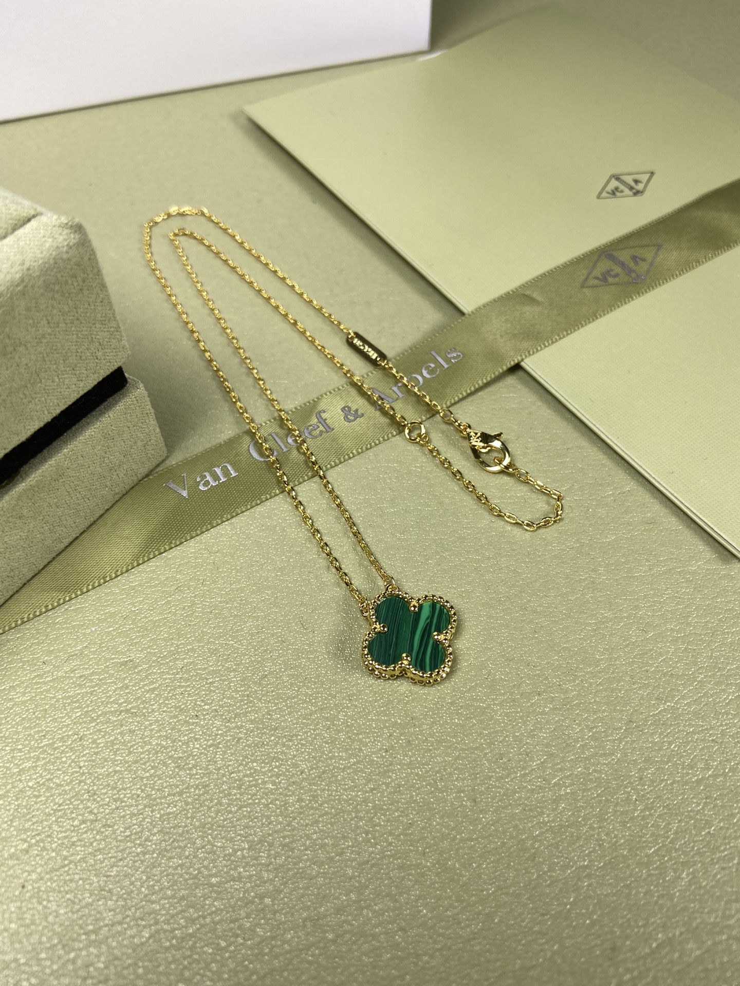 Van Cleef & Arpels malachite clover necklace