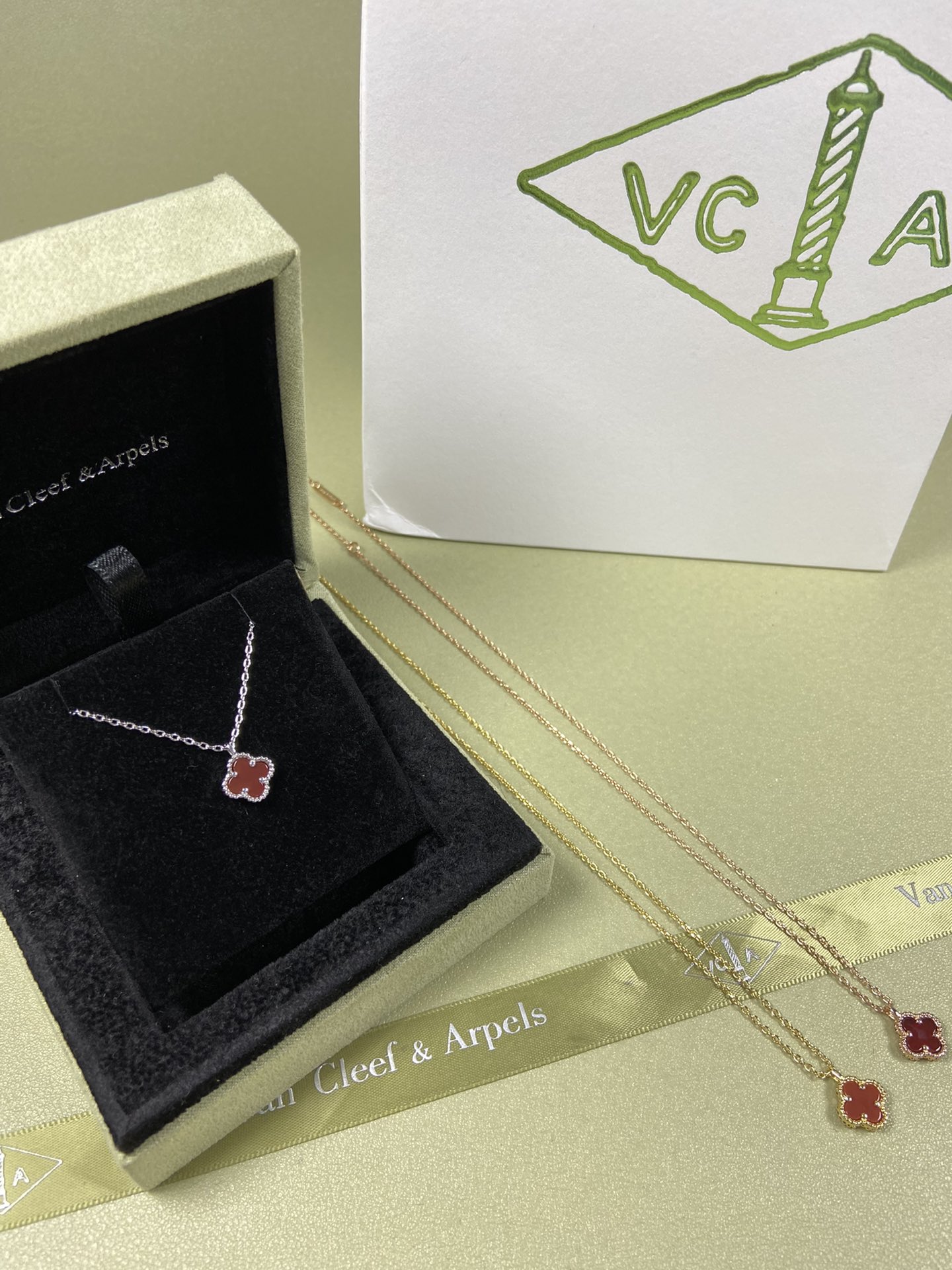 Van Cleef & Arpels mini carnelian clover necklace