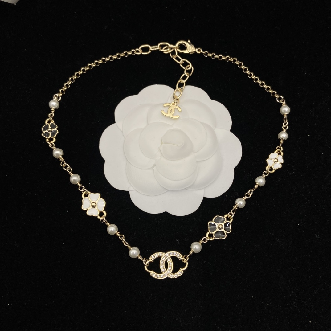 Chanel's new four-leaf clover enamel necklace Black and white enamel matching