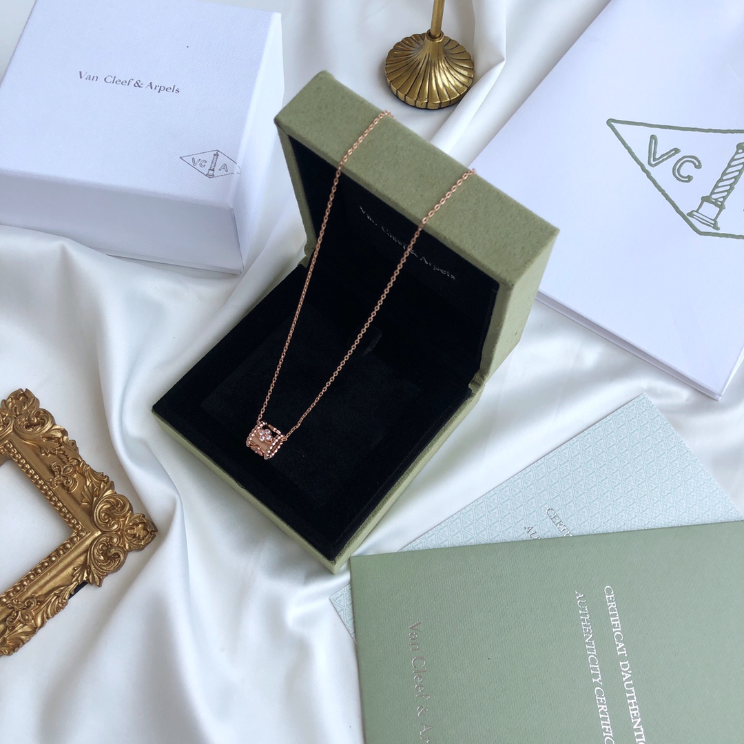 Van Cleef & Arpels kaleidoscope necklace set with diamonds