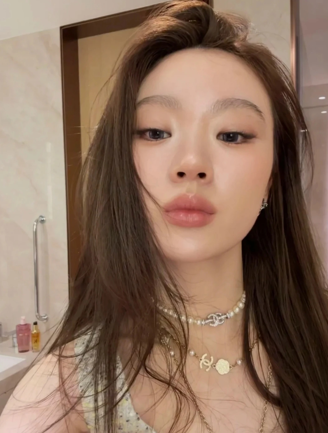 Chanel's new silver All-Diamond Double C Pearl Necklacechoker All-Diamond Double C➕ Pearl Chain Super Perfect for Everyday Wear This season's worthwhile collection