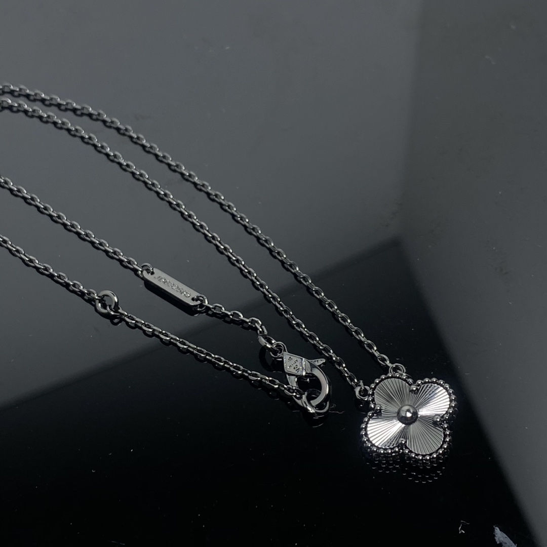 Van Cleef & Arpels laser clover necklace
