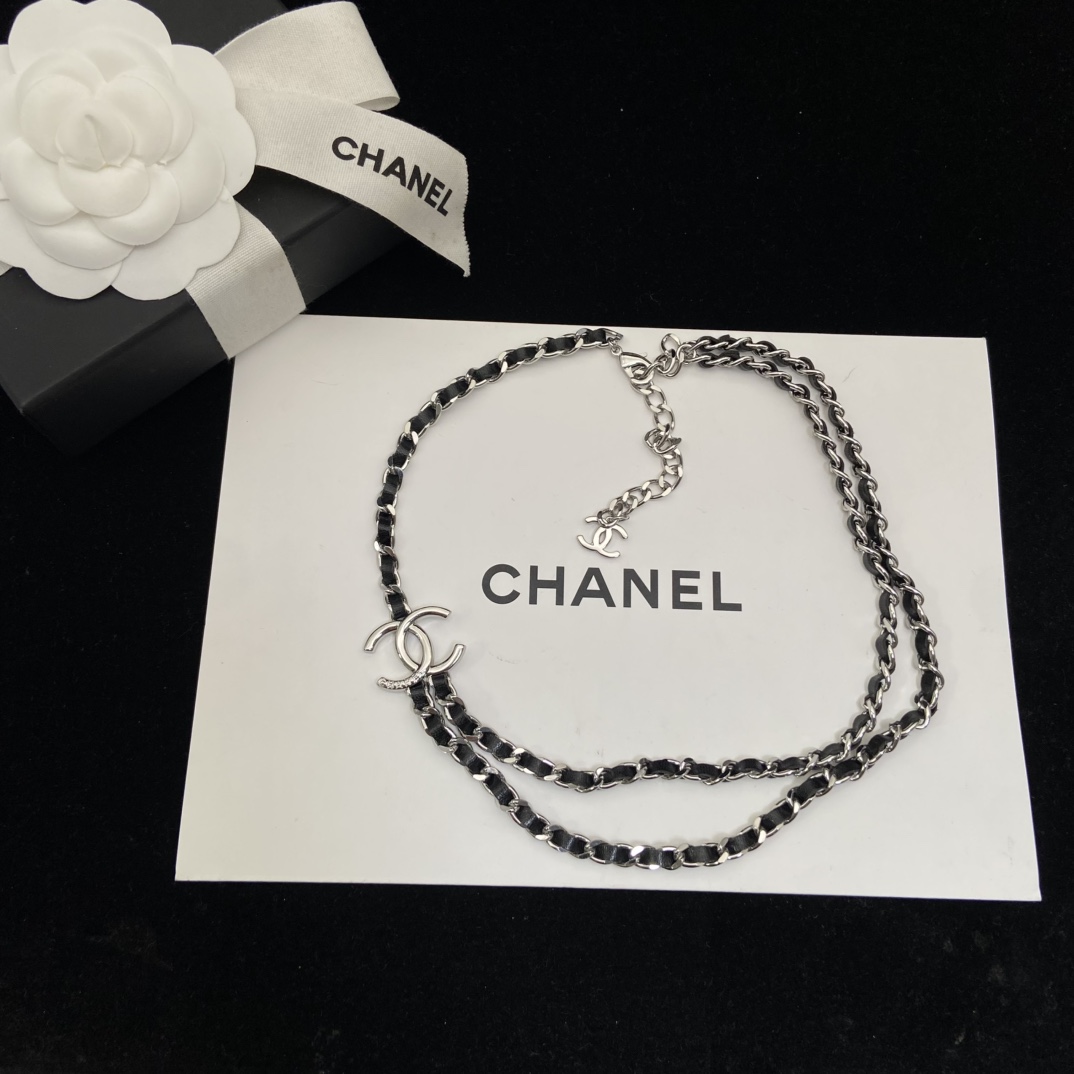 Chanel's new black leather double C necklace is a lazy and casual sweet and cool girl's must-have fashionable outfit