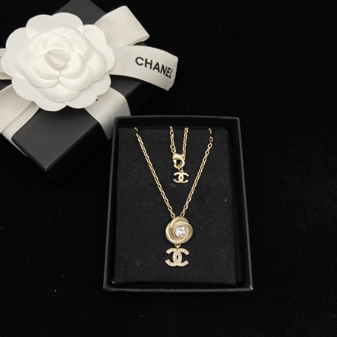 Chanel's new brushed diamond double C necklace is a rich daughter's temperament