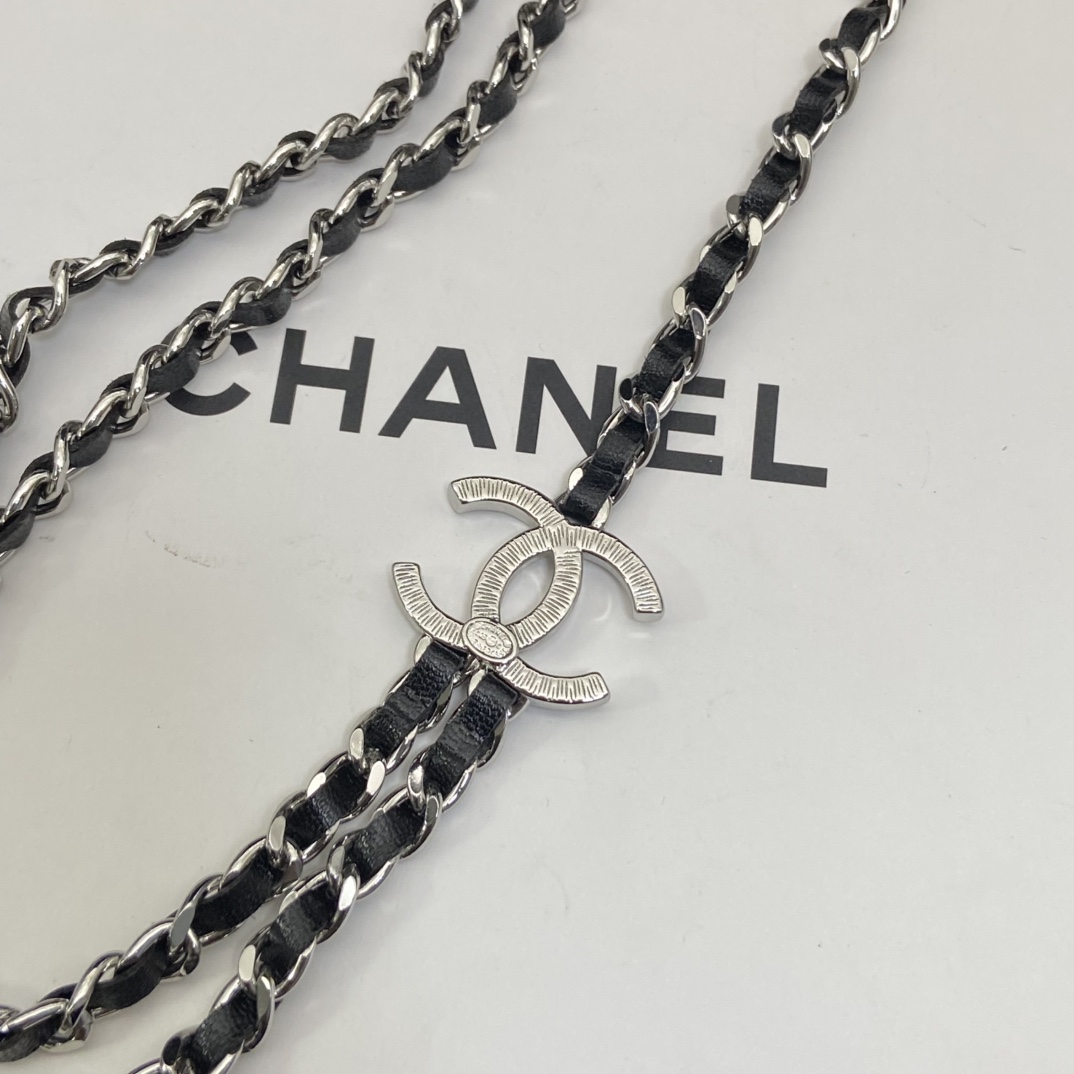 Chanel's new black leather double C necklace is a lazy and casual sweet and cool girl's must-have fashionable outfit