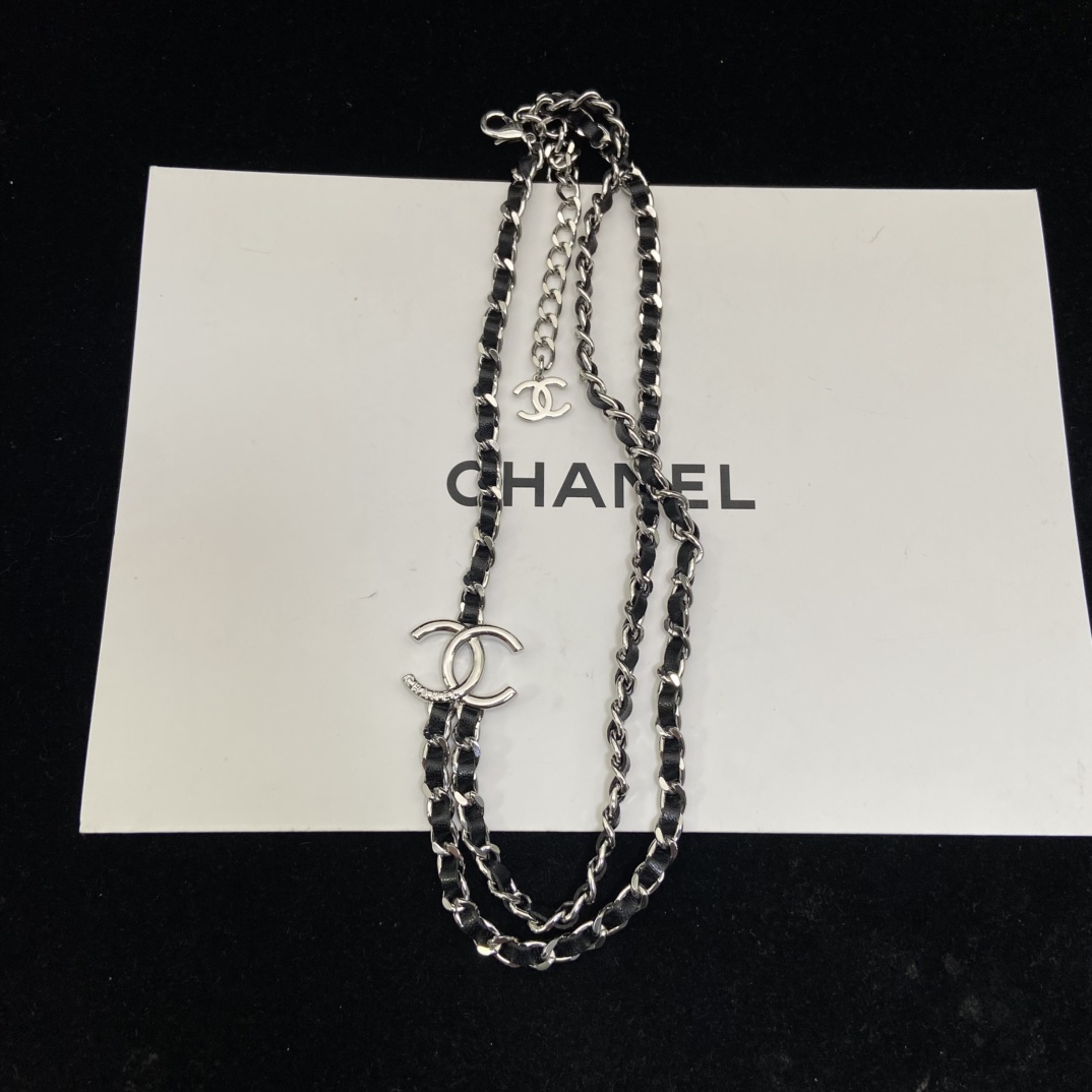 Chanel's new black leather double C necklace is a lazy and casual sweet and cool girl's must-have fashionable outfit