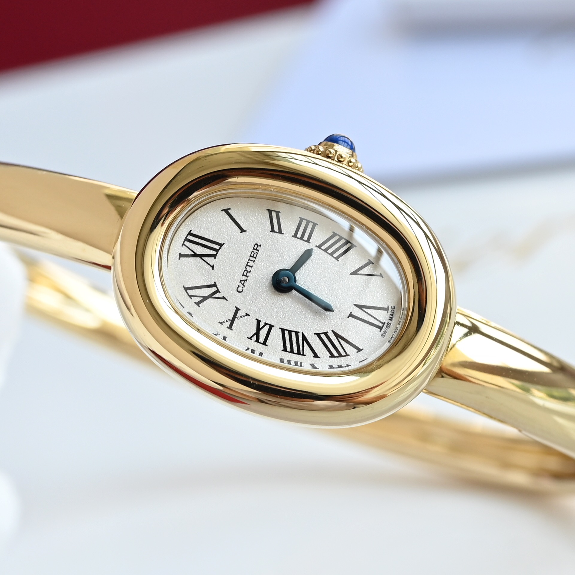 The new Cartier bathtub bracelet watch, 18k gold-plated version! A classic piece from Cartier's bathtub series watch. The all-new 'Baignoire' bathtub bracelet watch.