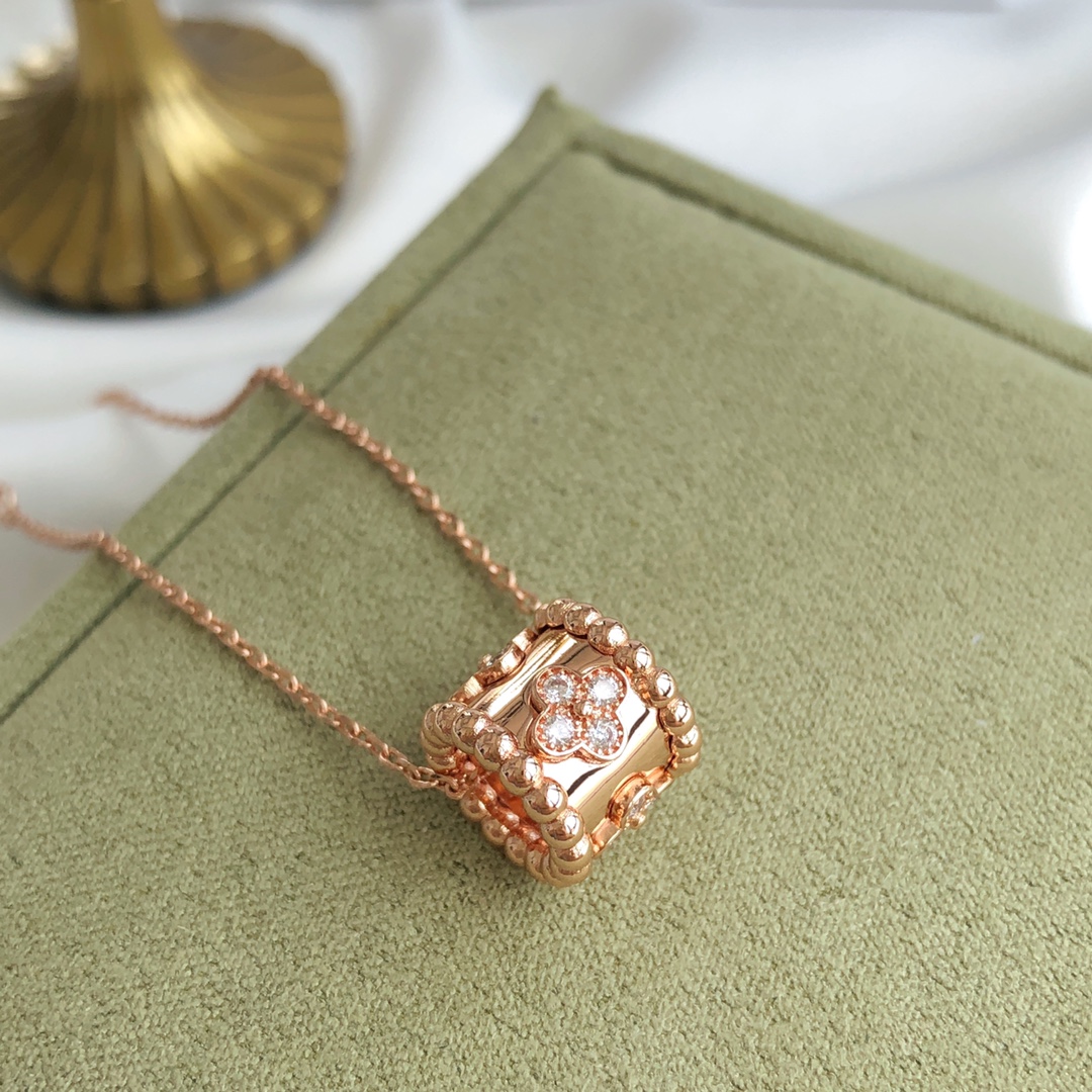 Van Cleef & Arpels kaleidoscope necklace set with diamonds