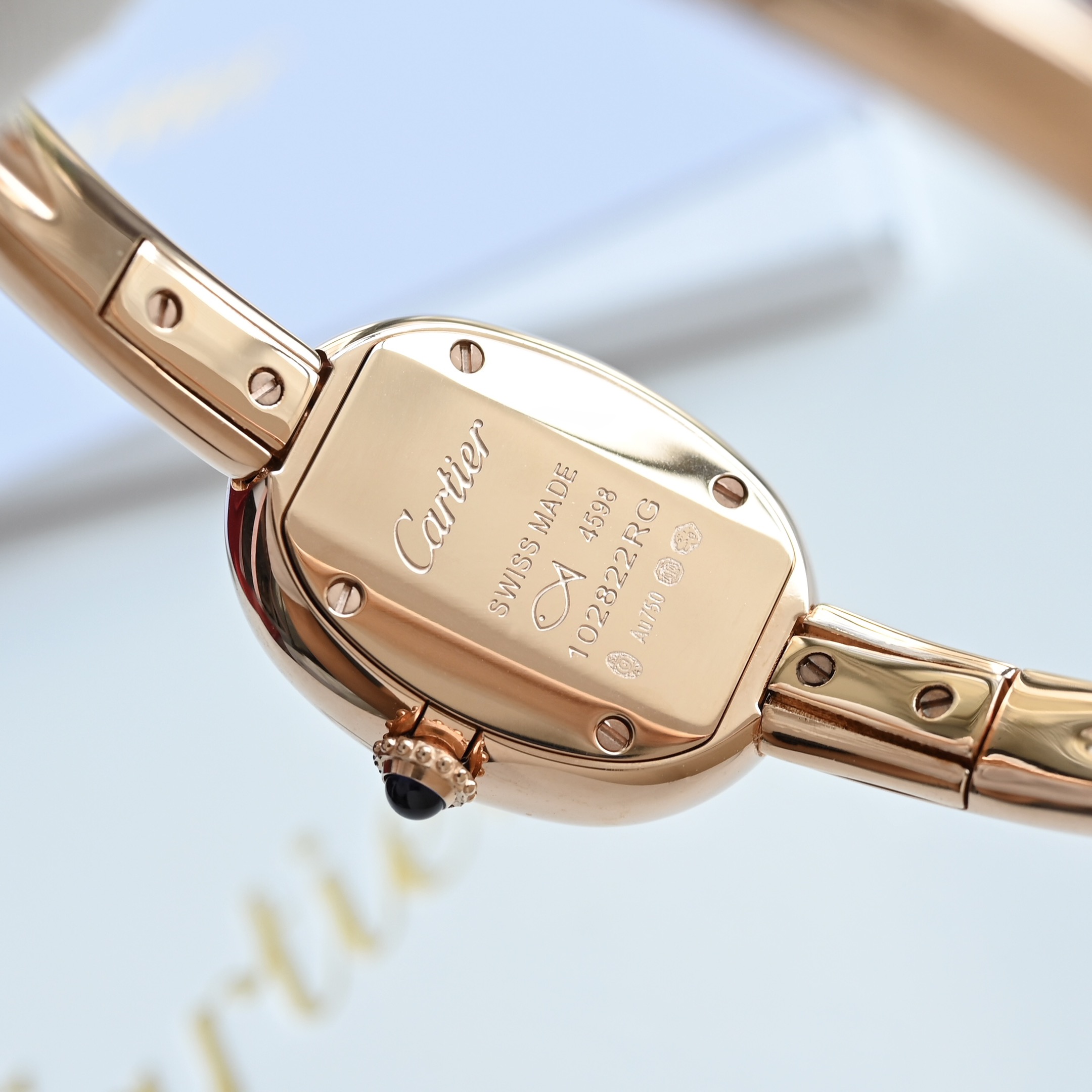 The new Cartier bathtub bracelet watch, 18k gold-plated version! A classic piece from Cartier's bathtub series watch. The all-new 'Baignoire' bathtub bracelet watch.