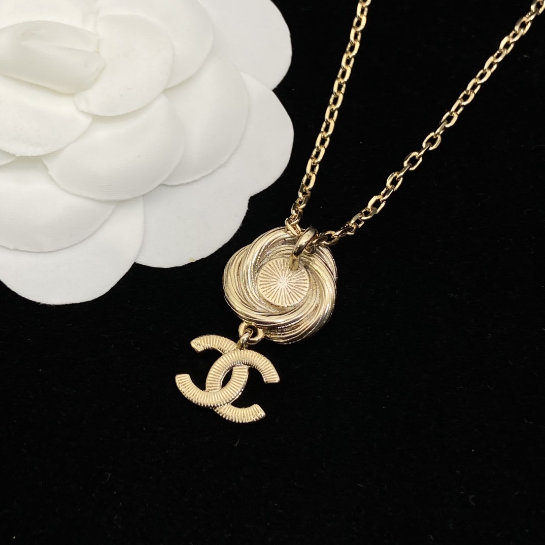 Chanel's new brushed diamond double C necklace is a rich daughter's temperament