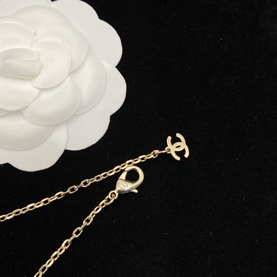 Chanel's new brushed diamond double C necklace is a rich daughter's temperament