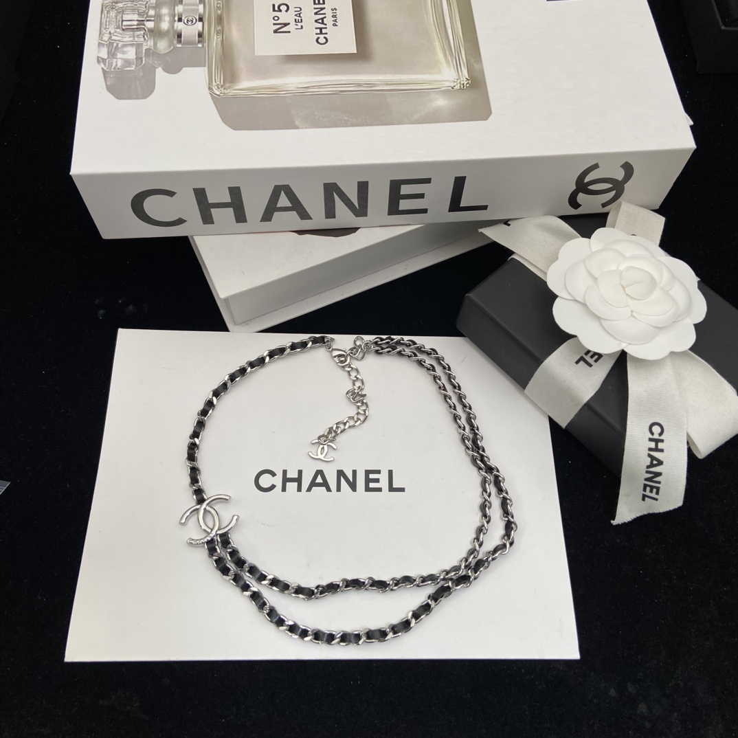 Chanel's new black leather double C necklace is a lazy and casual sweet and cool girl's must-have fashionable outfit