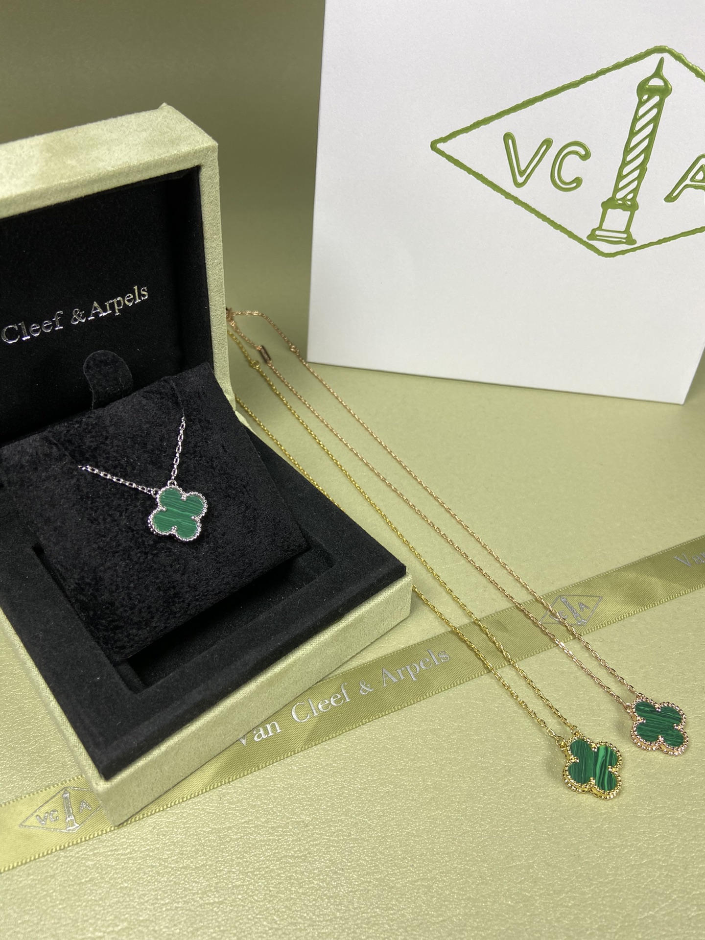 Van Cleef & Arpels malachite clover necklace