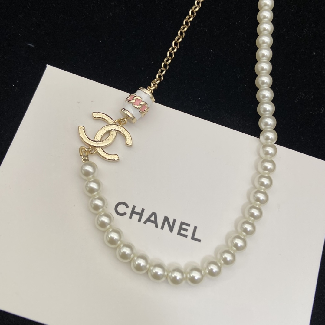 Chanel pink enamel double C pearl necklace Extravagant, elegant, cute and playful, versatile and everyday