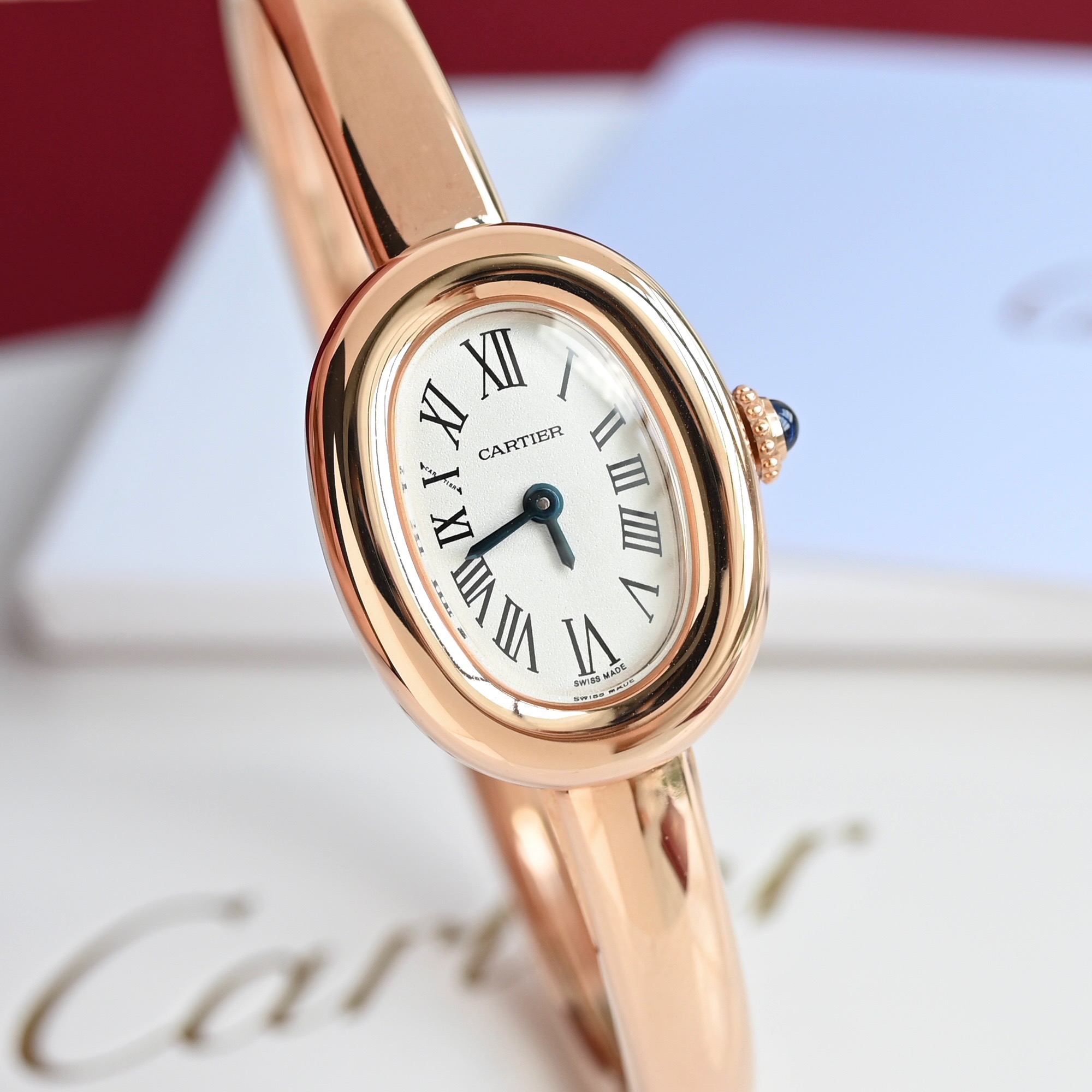 The new Cartier bathtub bracelet watch, 18k gold-plated version! A classic piece from Cartier's bathtub series watch. The all-new 'Baignoire' bathtub bracelet watch.