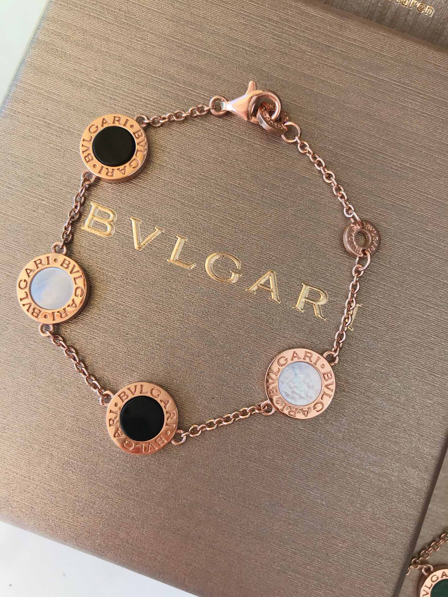 Bulgari bracelet round cake with four colorful shells